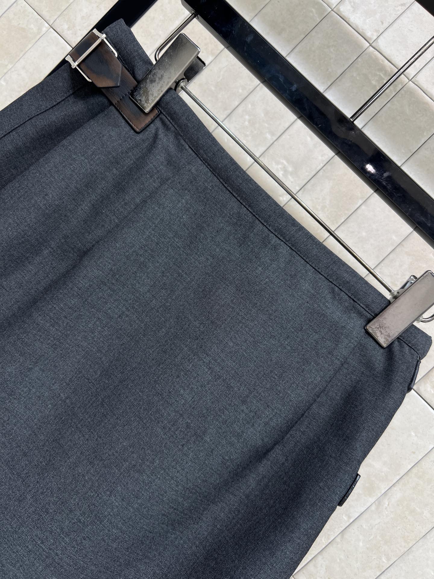 PD家 26早春新款 灰色工装风百褶短裙 经典学院风设计 高品质面料 细腻纹理质感满分 高腰A字版型+双