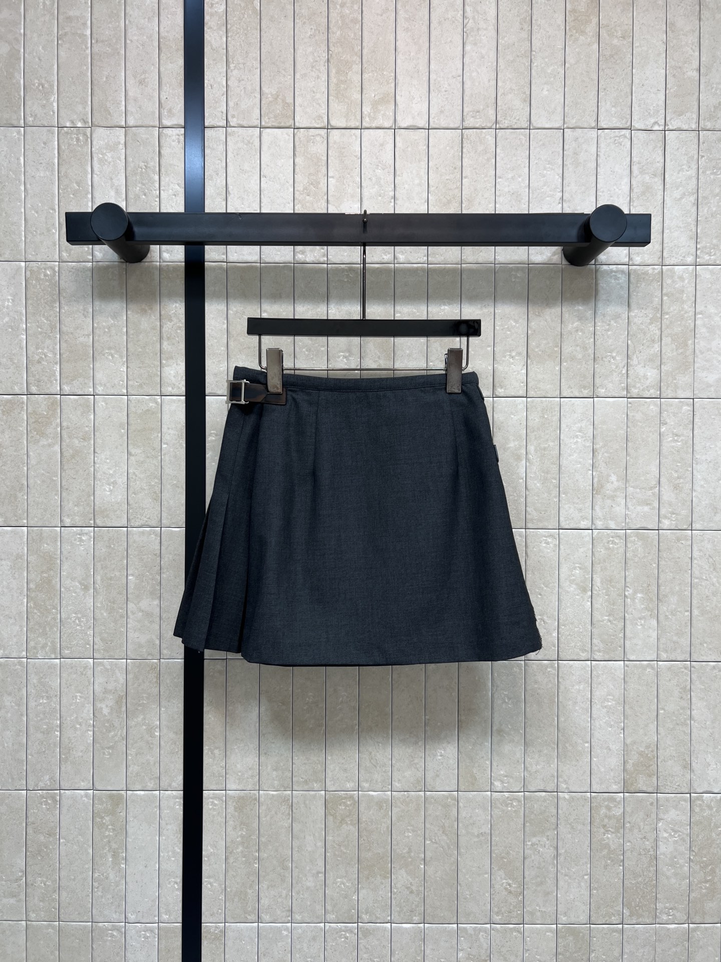 PD家 26早春新款 灰色工装风百褶短裙 经典学院风设计 高品质面料 细腻纹理质感满分 高腰A字版型+双