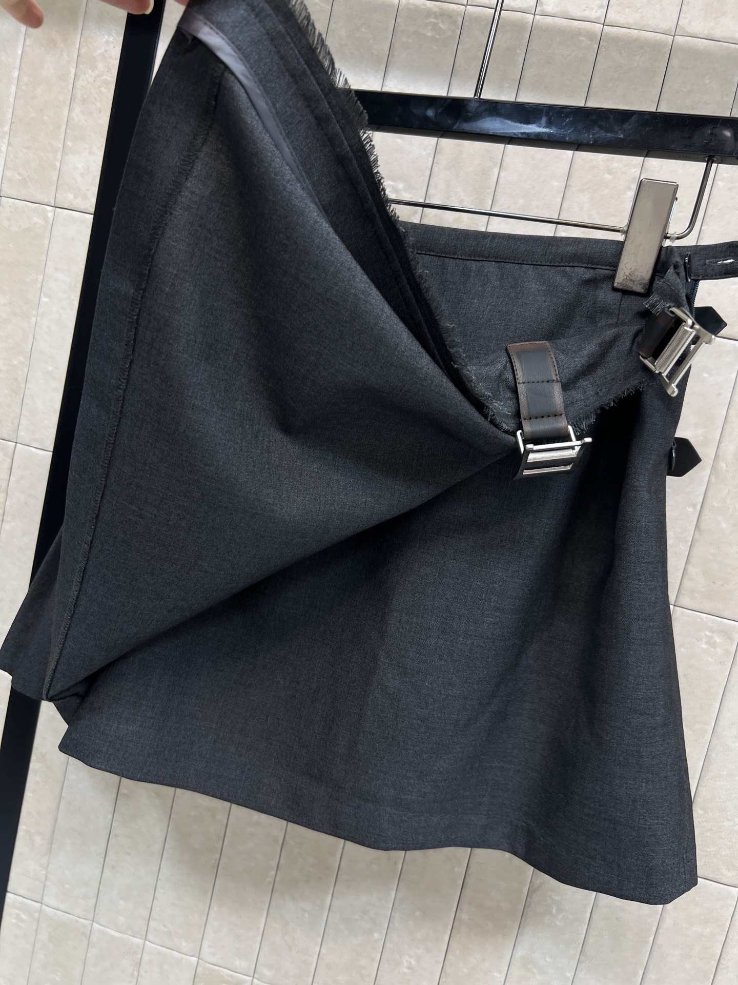 PD家 26早春新款 灰色工装风百褶短裙 经典学院风设计 高品质面料 细腻纹理质感满分 高腰A字版型+双