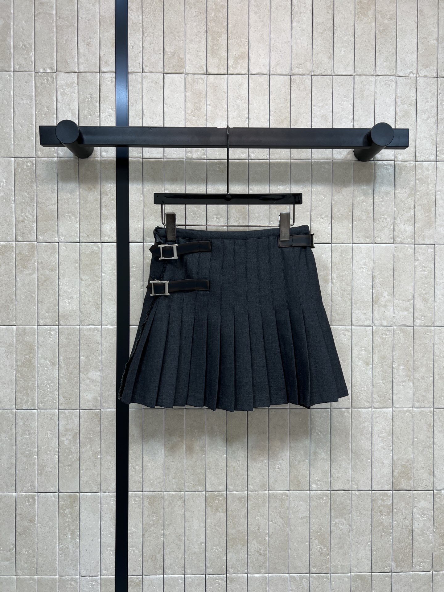 PD家 26早春新款 灰色工装风百褶短裙 经典学院风设计 高品质面料 细腻纹理质感满分 高腰A字版型+双