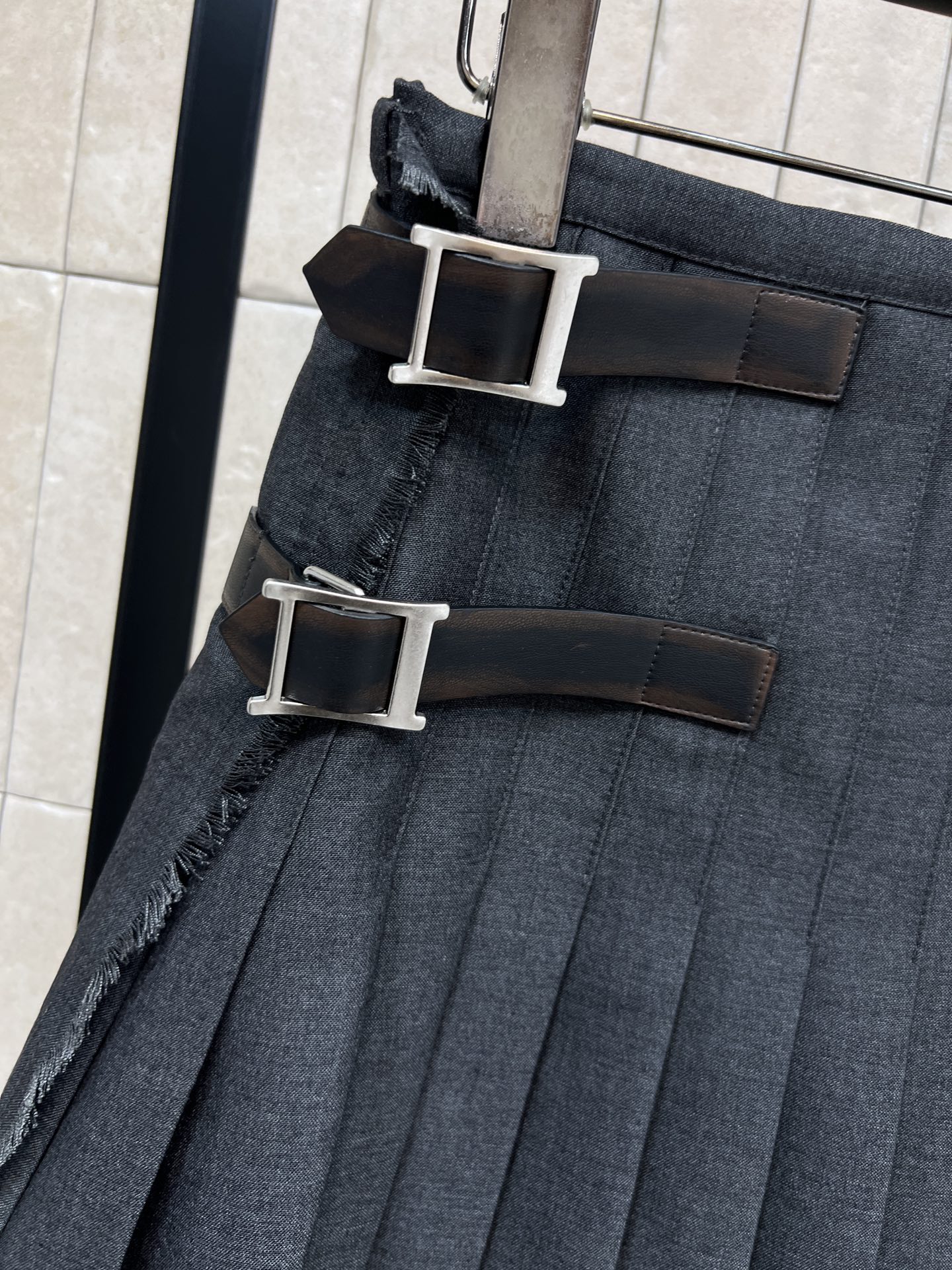 PD家 26早春新款 灰色工装风百褶短裙 经典学院风设计 高品质面料 细腻纹理质感满分 高腰A字版型+双