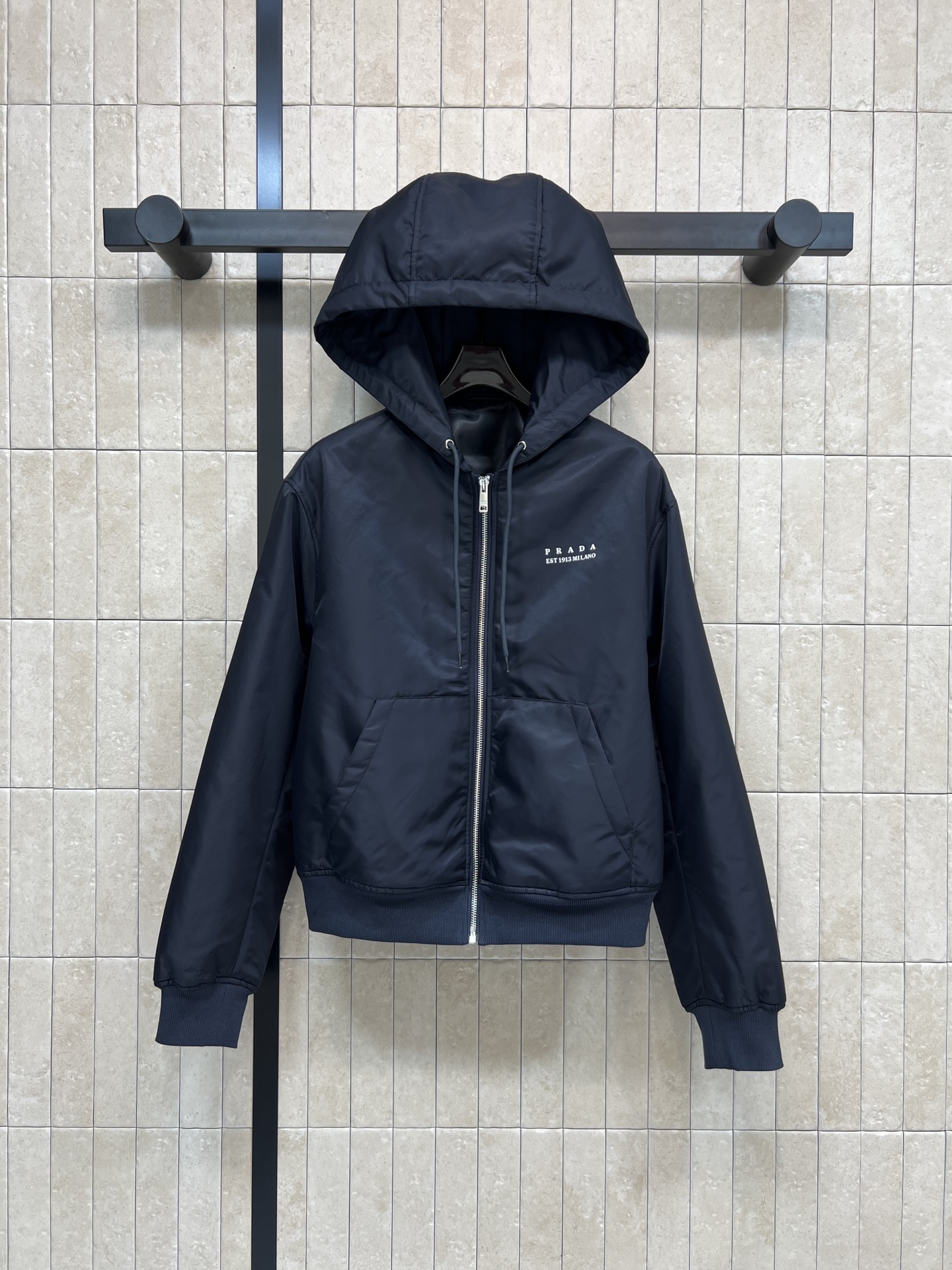 NO:685592,PD Home 26 early spring new style, same style as Yang Mi! The hooded nylon quilted jacket has light and warm inner quilting. It is very suitable for autumn and winter. Navy blue + minimalist letter logo on the chest. Low-key and classy. Loose fit + hooded zipper. Comfortable and fashionable. Easy to control for commuting and leisure. Switch between college style or street style. Recommended for daily outings and leisure to easily get a sweet and cool girly temperament. Four sizes in one color. Size/S-M-L- XL,, dior, jackets & coats, hats,19860909PD家 26早春新款 杨幂同款！连帽尼龙夹棉外套内部夹棉轻薄保暖 秋冬穿超合适本 藏青色+胸前极简字母Logo 低调又有辦识度 宽松版型+连帽拉链 舒适又时髦 通勤休闲都能轻松驾驭 学院风or街头风随心切换 日常出街休闲推荐轻松get甜酷少女气质 一色四码Size/S-M-L- XL,,dior,jackets & coats,hats,,Women's clothing