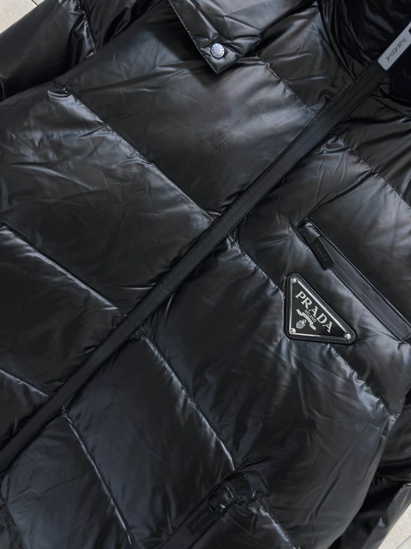 PD家 26早春新款 黑色亮面连帽立领羽绒服 国标90白鹅绒填充 保暖力满分！亮面设计超有现代感 可拆卸