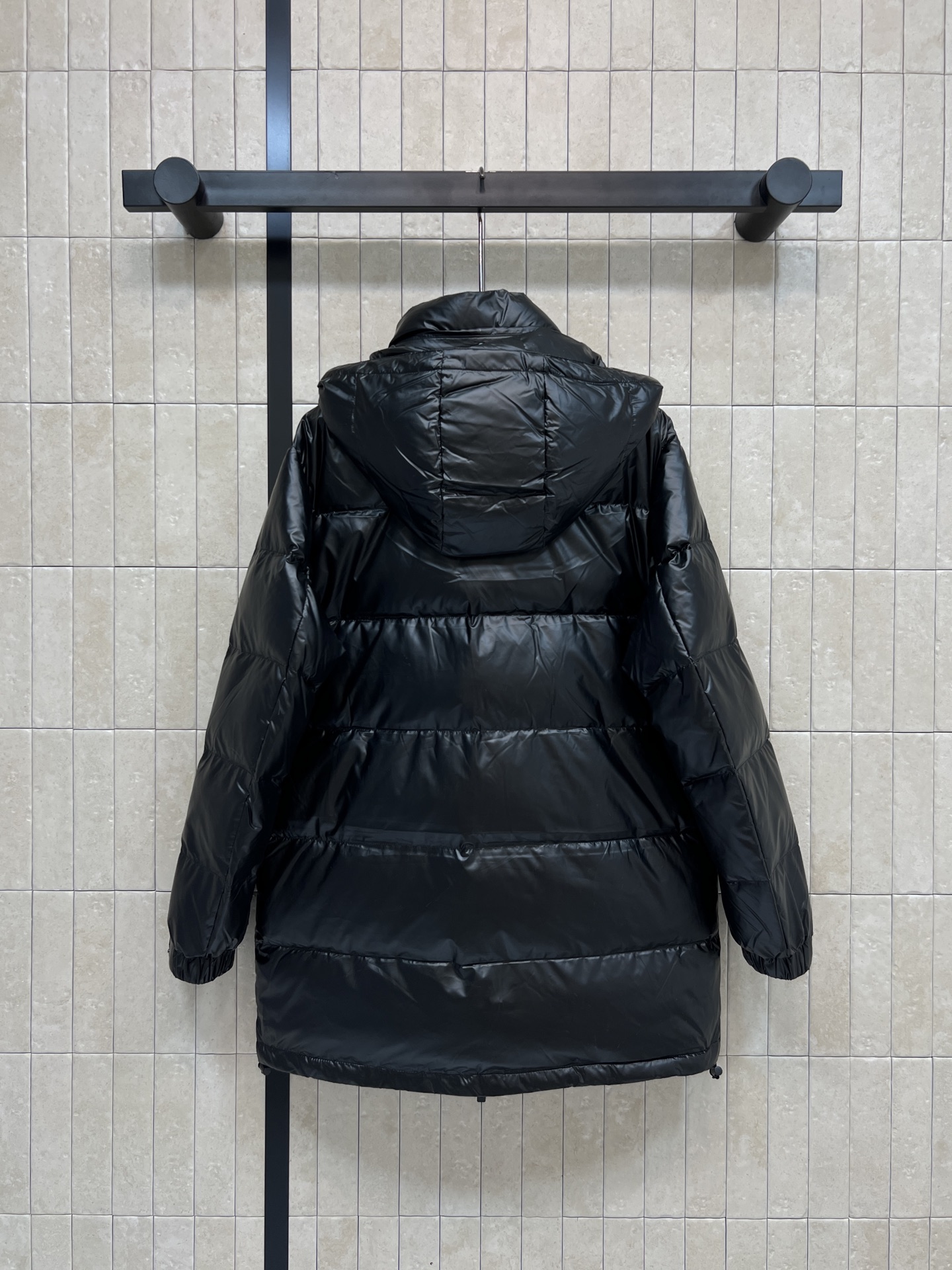 PD家 26早春新款 黑色亮面连帽立领羽绒服 国标90白鹅绒填充 保暖力满分！亮面设计超有现代感 可拆卸