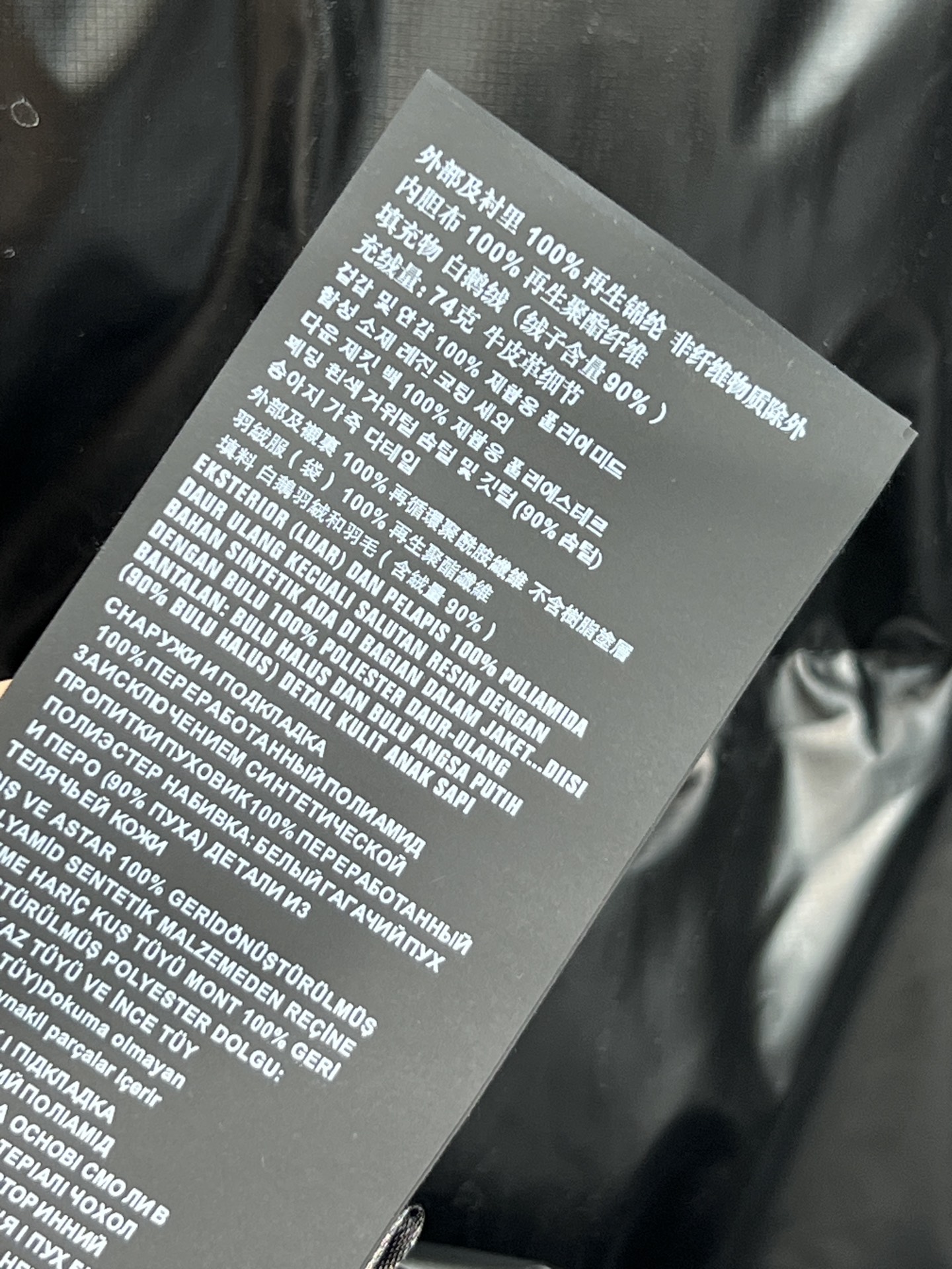 PD家 26早春新款 黑色亮面连帽立领羽绒服 国标90白鹅绒填充 保暖力满分！亮面设计超有现代感 可拆卸