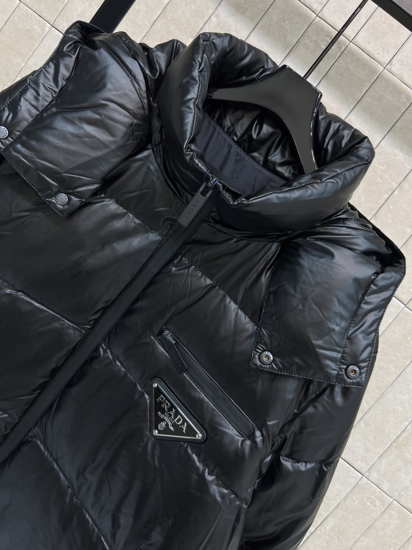 PD家 26早春新款 黑色亮面连帽立领羽绒服 国标90白鹅绒填充 保暖力满分！亮面设计超有现代感 可拆卸