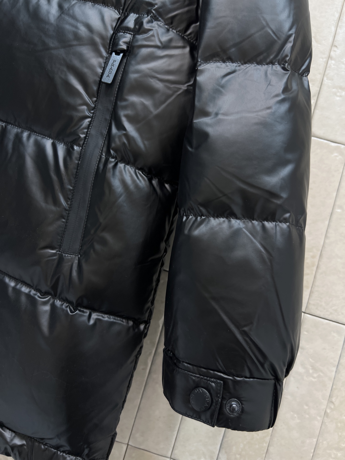 PD家 26早春新款 黑色亮面连帽立领羽绒服 国标90白鹅绒填充 保暖力满分！亮面设计超有现代感 可拆卸