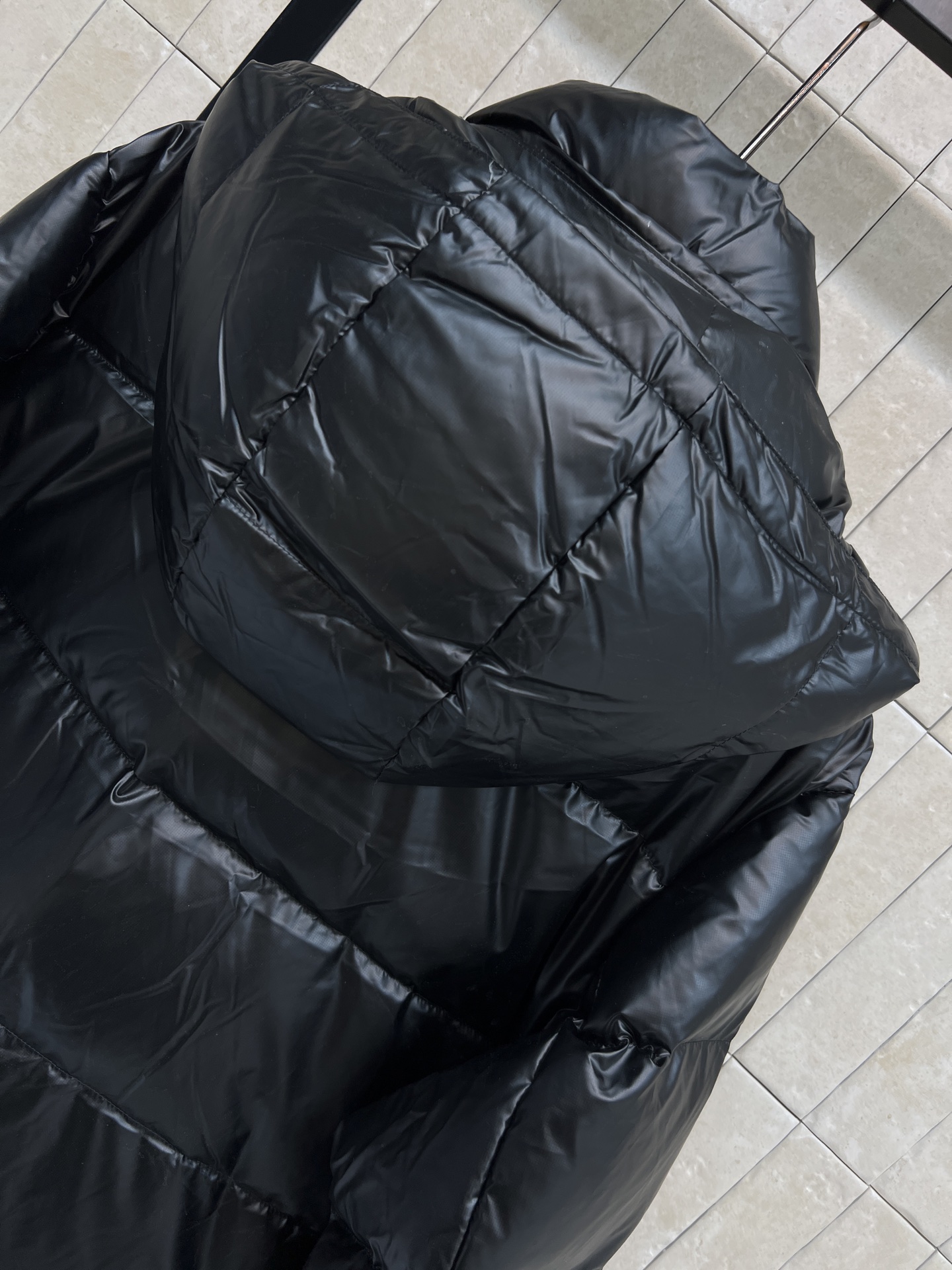 PD家 26早春新款 黑色亮面连帽立领羽绒服 国标90白鹅绒填充 保暖力满分！亮面设计超有现代感 可拆卸