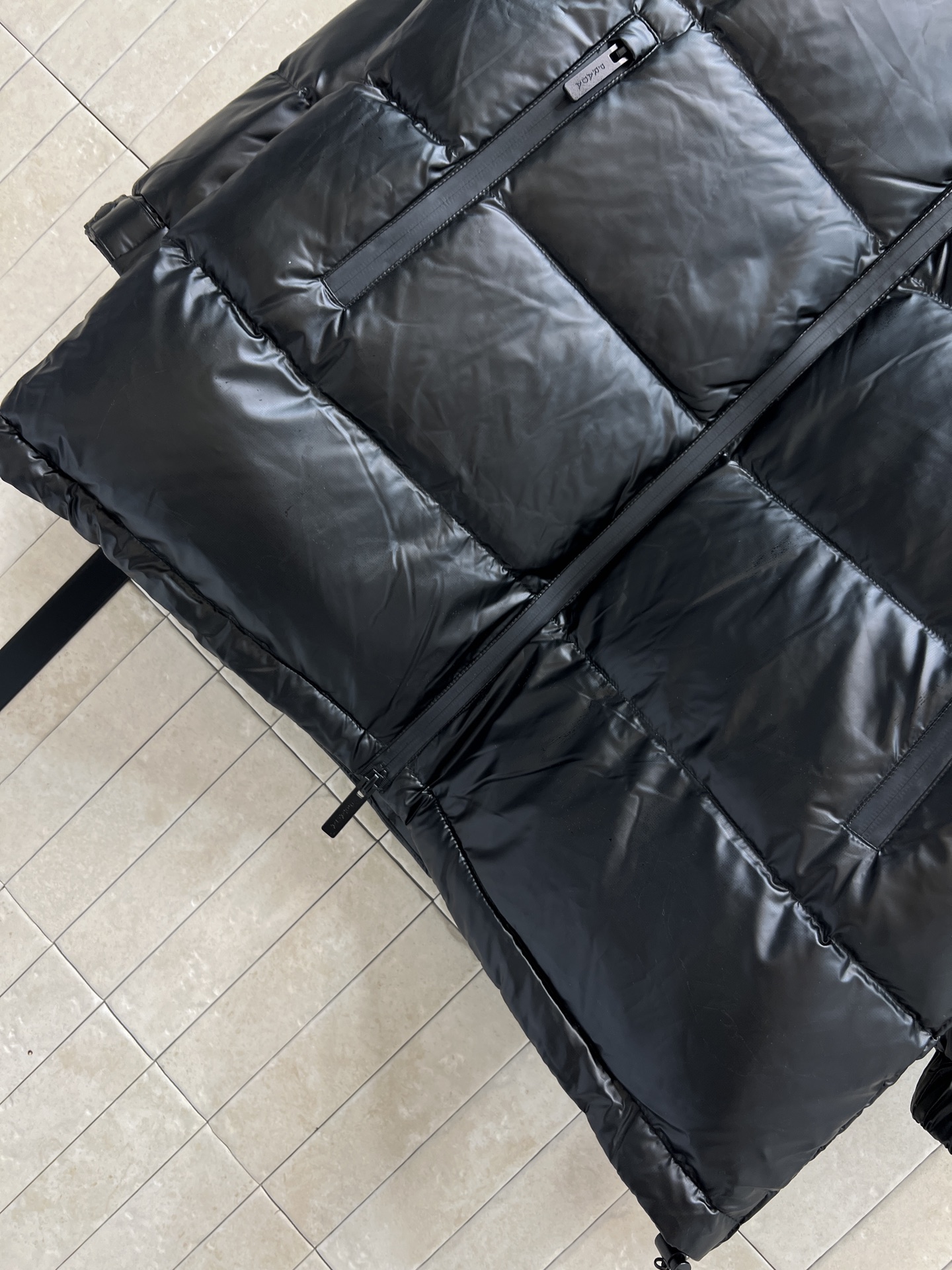 PD家 26早春新款 黑色亮面连帽立领羽绒服 国标90白鹅绒填充 保暖力满分！亮面设计超有现代感 可拆卸