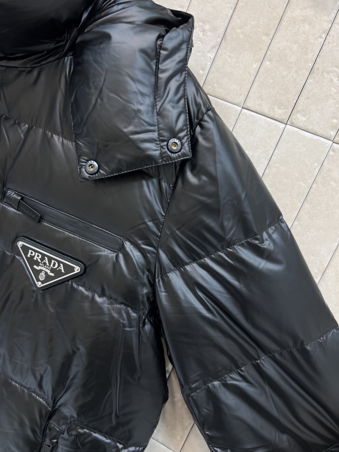 PD家 26早春新款 黑色亮面连帽立领羽绒服 国标90白鹅绒填充 保暖力满分！亮面设计超有现代感 可拆卸