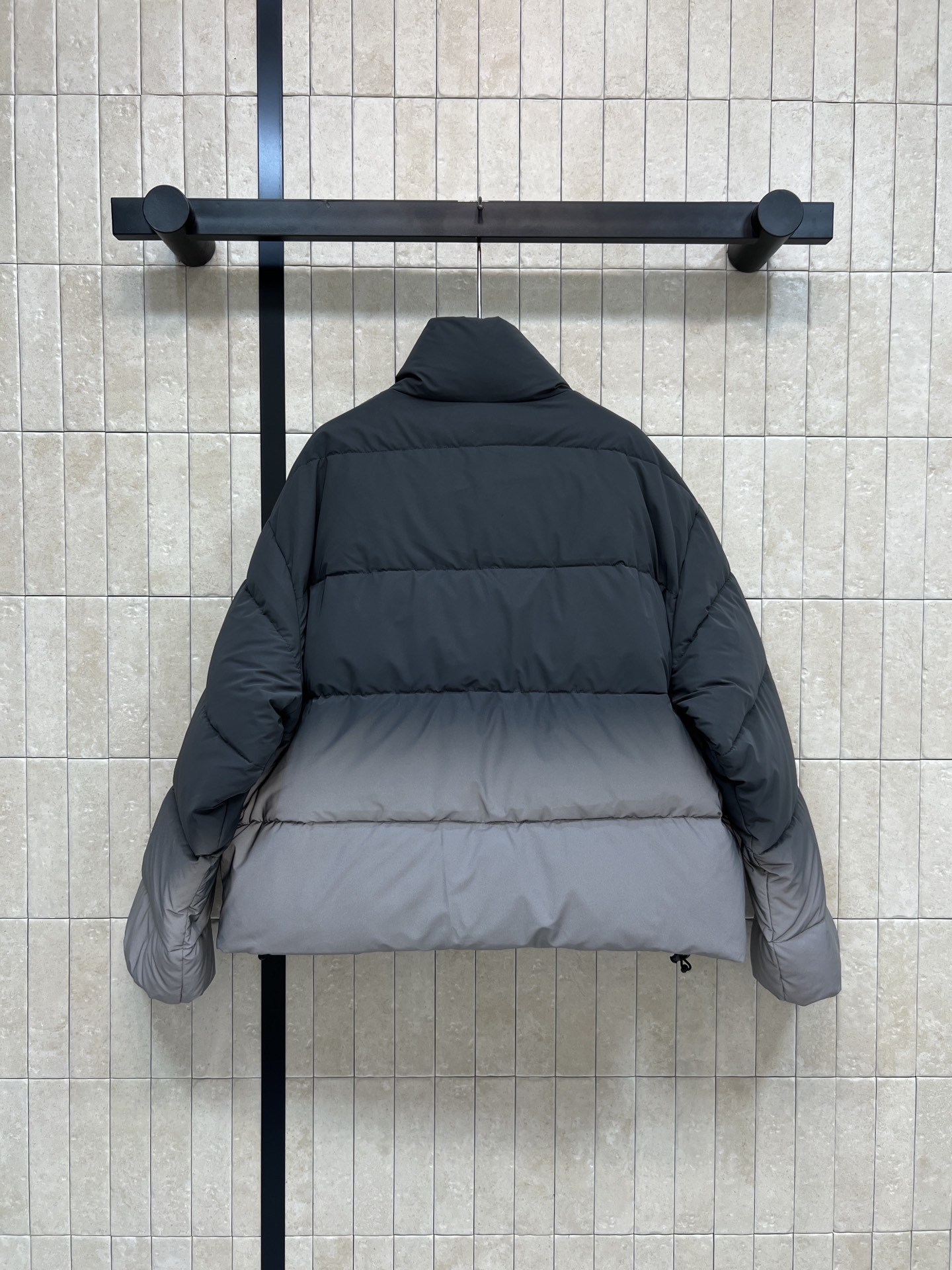 AW家 26早春新款 渐变短款立领羽绒服 渐变设计超有未来感 简约又时髦 高品质羽绒填充 轻盈又保暖 冬