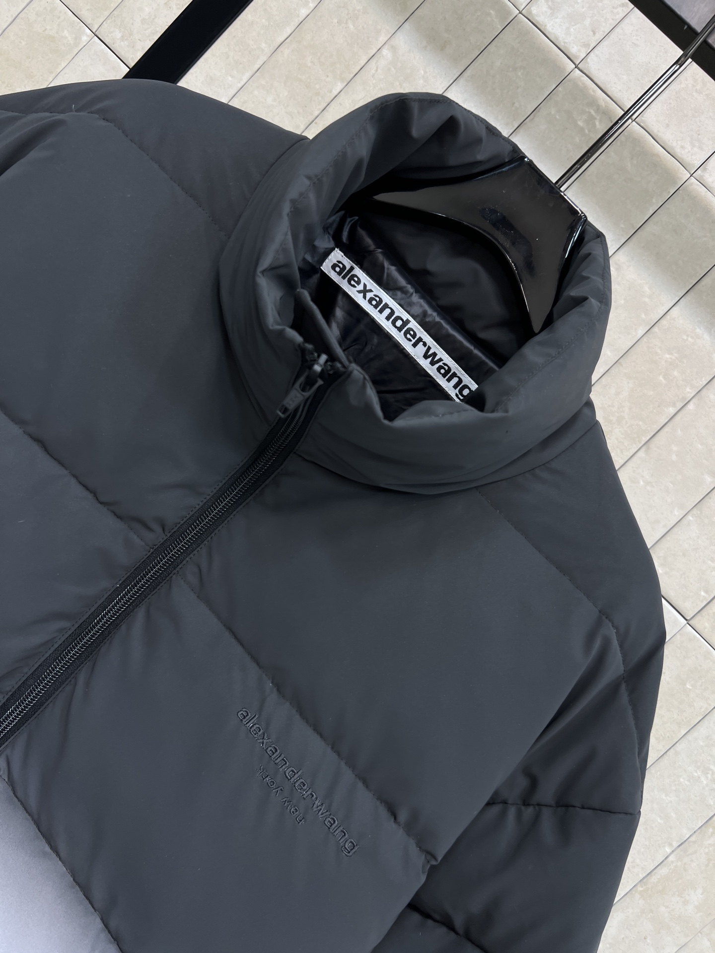 AW家 26早春新款 渐变短款立领羽绒服 渐变设计超有未来感 简约又时髦 高品质羽绒填充 轻盈又保暖 冬