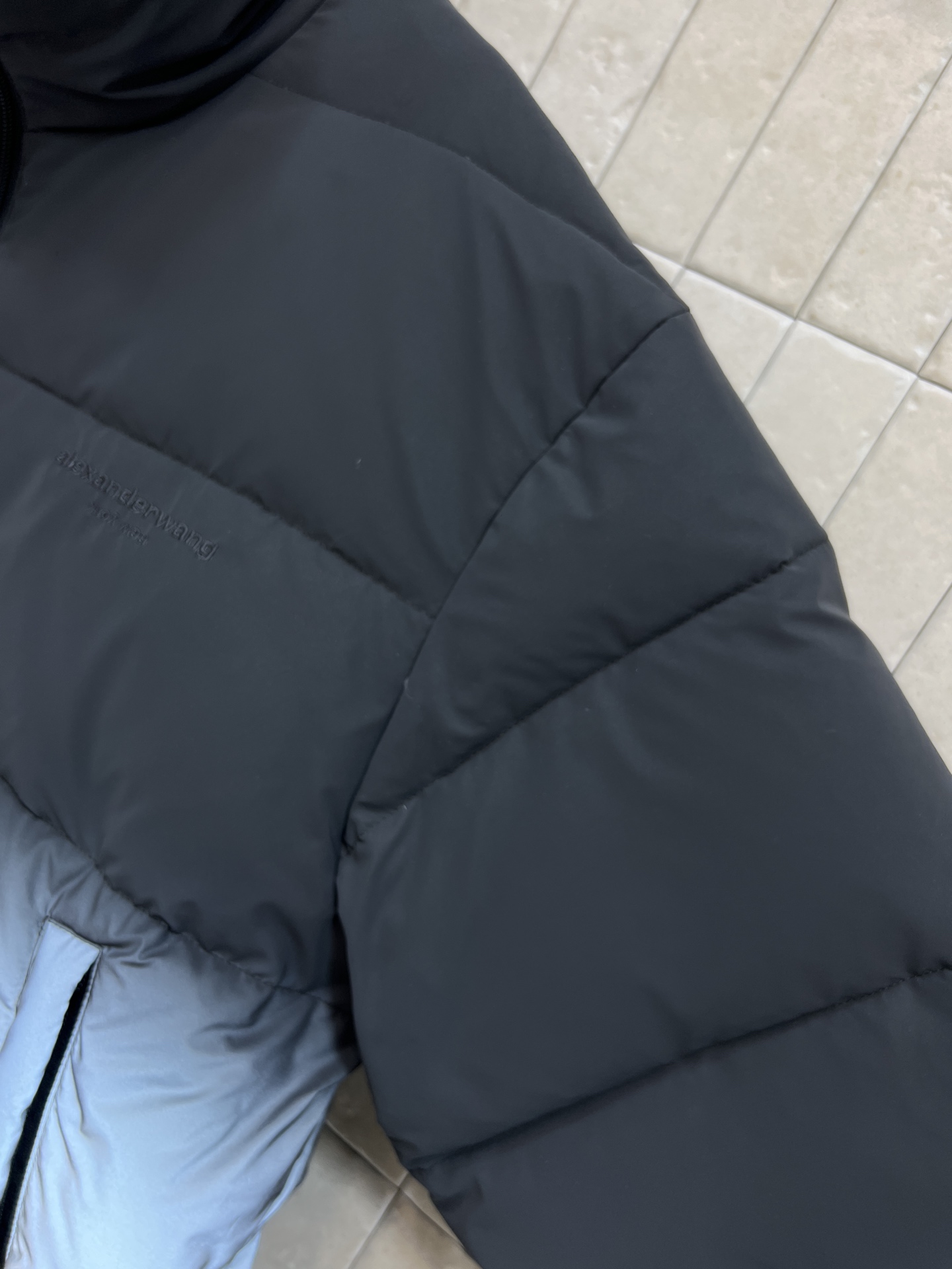 AW家 26早春新款 渐变短款立领羽绒服 渐变设计超有未来感 简约又时髦 高品质羽绒填充 轻盈又保暖 冬