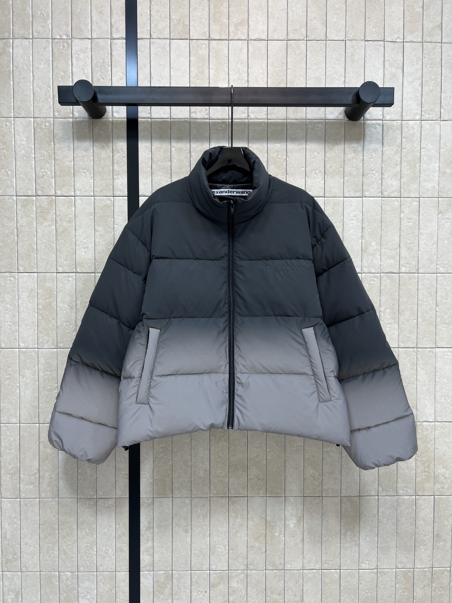 AW家 26早春新款 渐变短款立领羽绒服 渐变设计超有未来感 简约又时髦 高品质羽绒填充 轻盈又保暖 冬