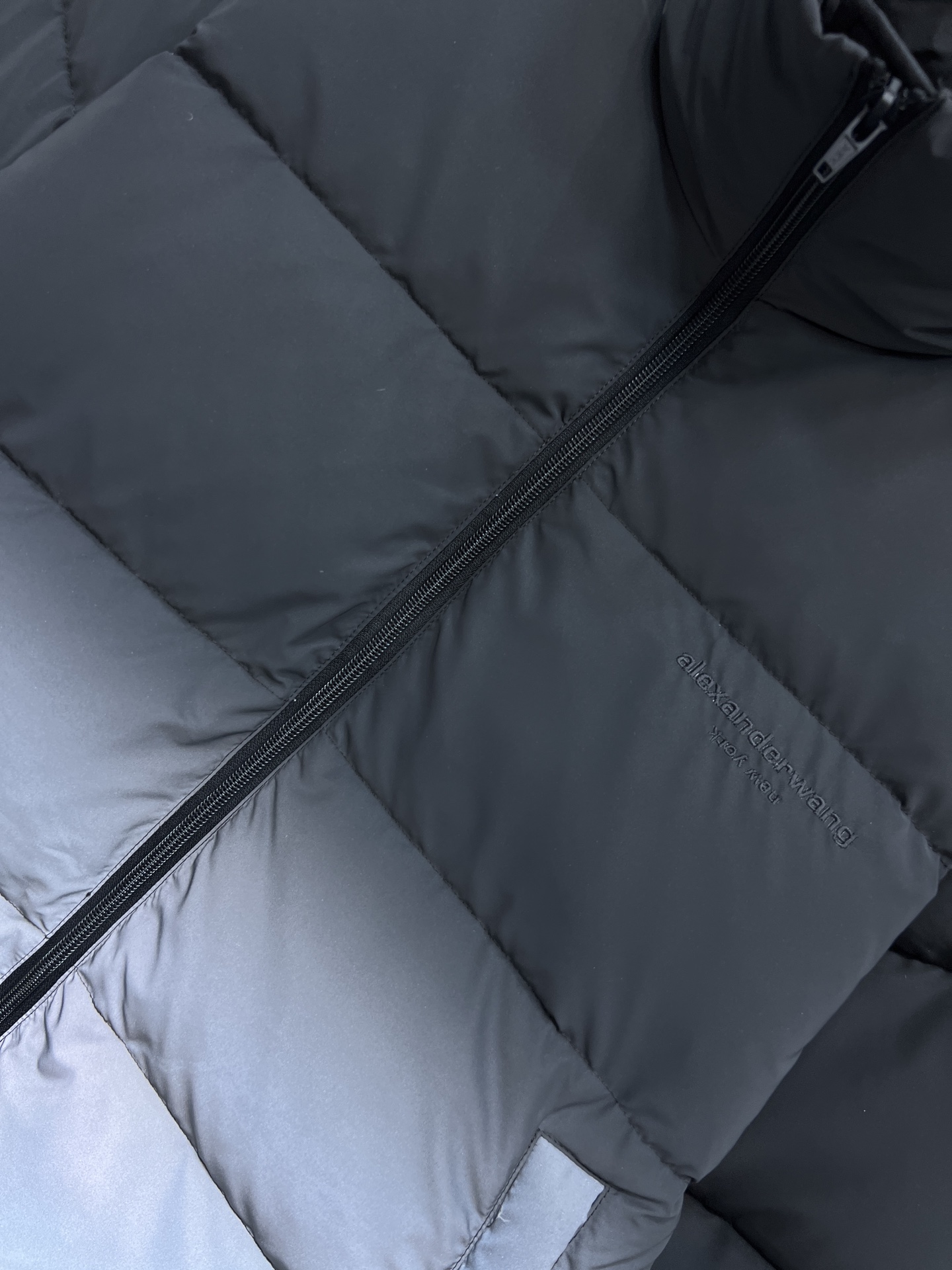 AW家 26早春新款 渐变短款立领羽绒服 渐变设计超有未来感 简约又时髦 高品质羽绒填充 轻盈又保暖 冬