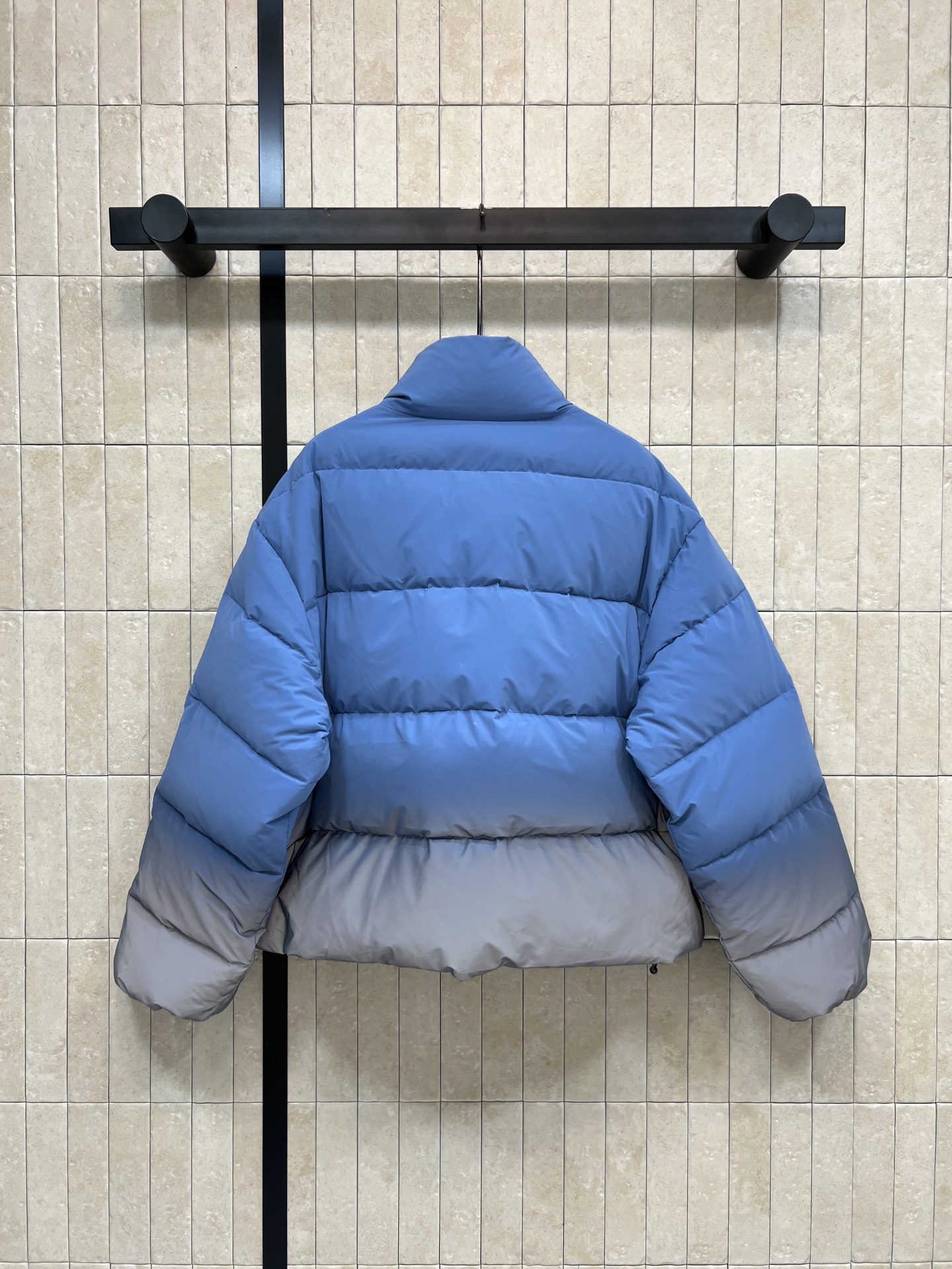 AW家 26早春新款 渐变短款立领羽绒服 渐变设计超有未来感 简约又时髦 高品质羽绒填充 轻盈又保暖 冬