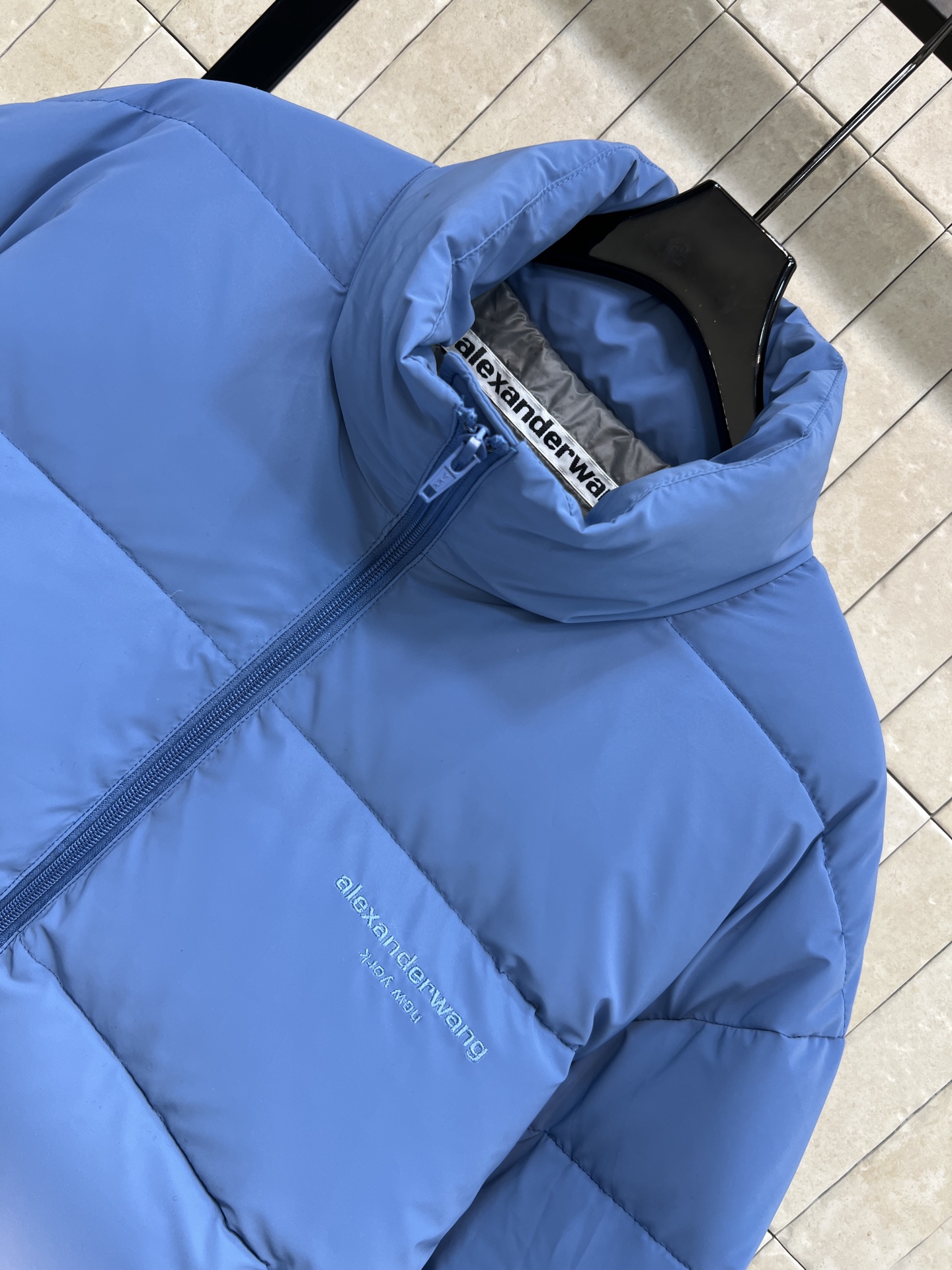 AW家 26早春新款 渐变短款立领羽绒服 渐变设计超有未来感 简约又时髦 高品质羽绒填充 轻盈又保暖 冬