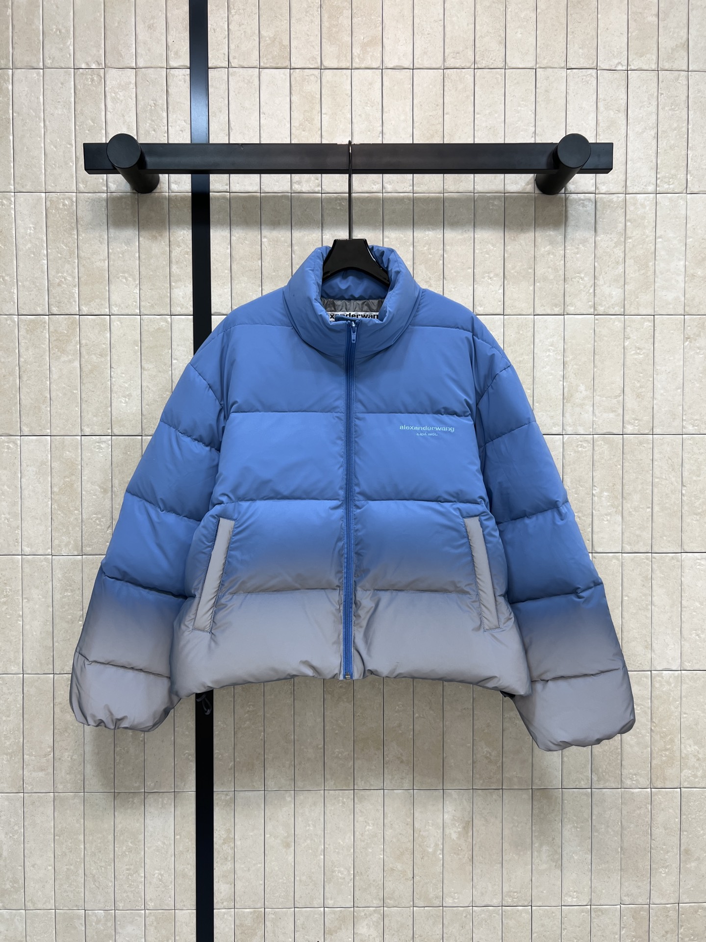 AW家 26早春新款 渐变短款立领羽绒服 渐变设计超有未来感 简约又时髦 高品质羽绒填充 轻盈又保暖 冬