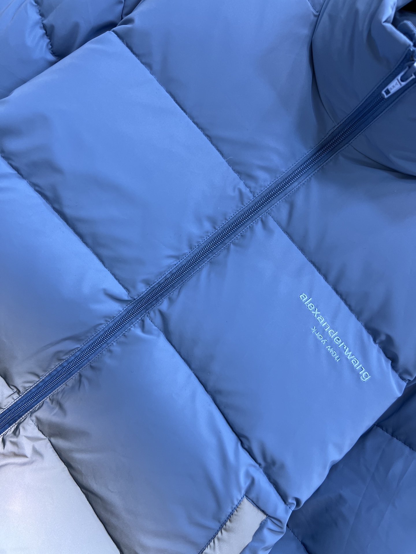 AW家 26早春新款 渐变短款立领羽绒服 渐变设计超有未来感 简约又时髦 高品质羽绒填充 轻盈又保暖 冬