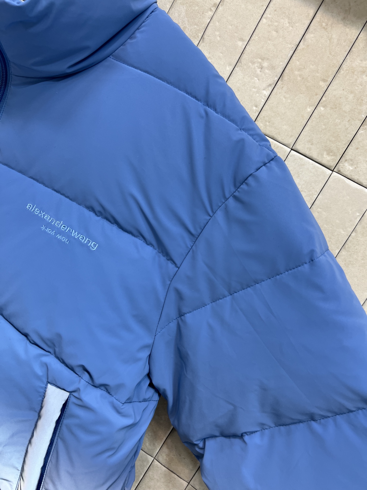 AW家 26早春新款 渐变短款立领羽绒服 渐变设计超有未来感 简约又时髦 高品质羽绒填充 轻盈又保暖 冬