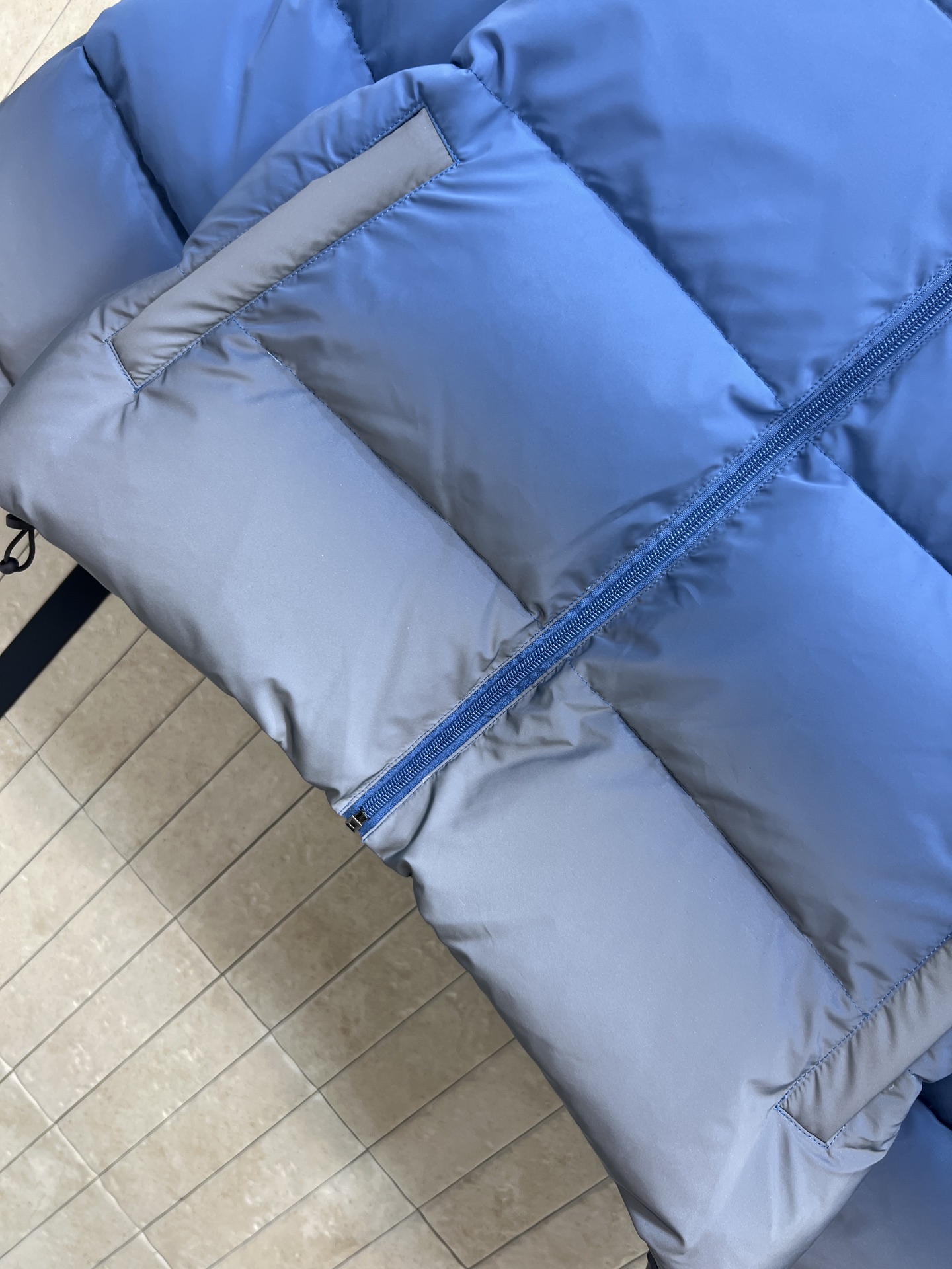 AW家 26早春新款 渐变短款立领羽绒服 渐变设计超有未来感 简约又时髦 高品质羽绒填充 轻盈又保暖 冬