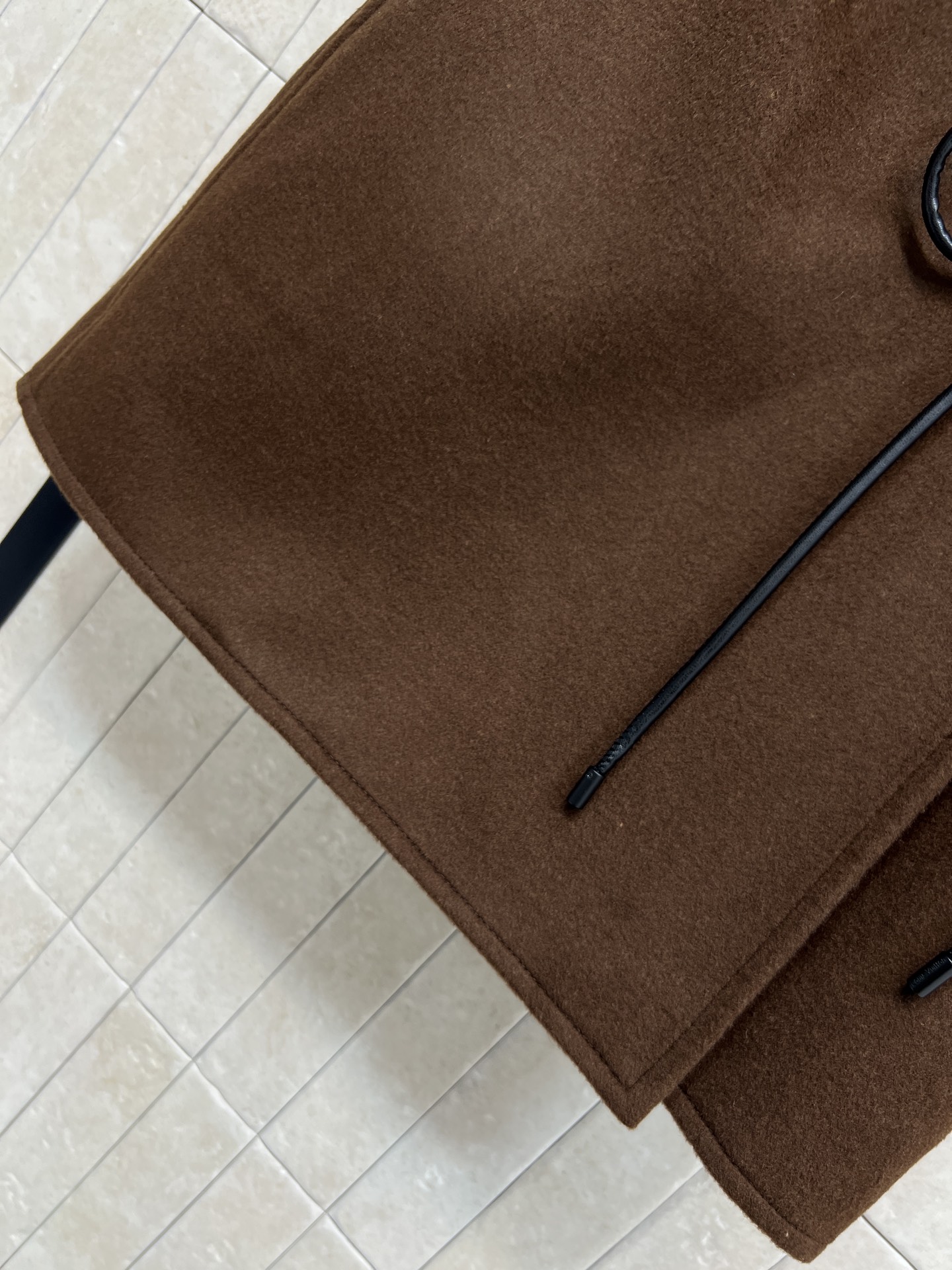 L家 26早春新款 棕色羊毛一片式系带短裙 日常通勤或休闲都很适合 一片式式A字版型修饰腿型 黑色皮绳系