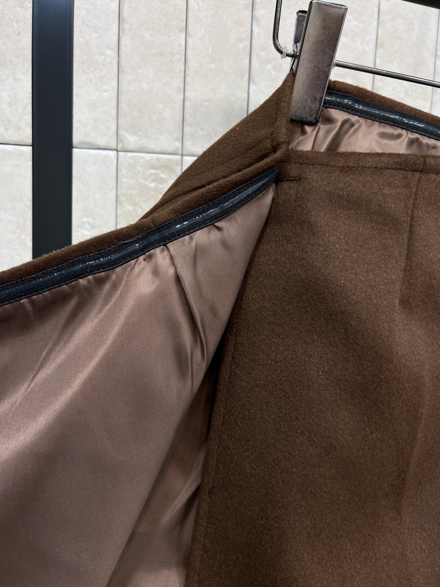 L家 26早春新款 棕色羊毛一片式系带短裙 日常通勤或休闲都很适合 一片式式A字版型修饰腿型 黑色皮绳系