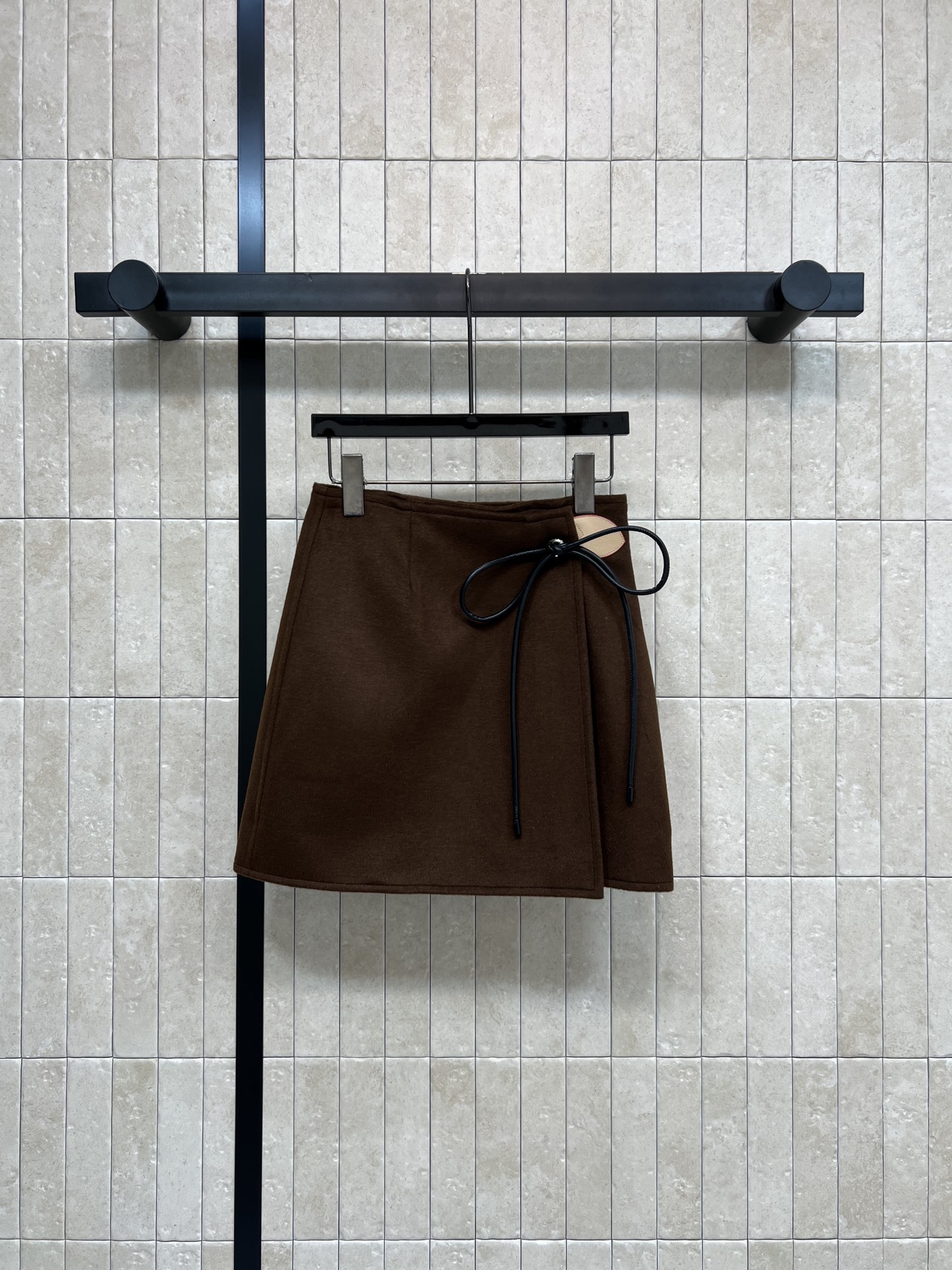 NO:686872,L's 26 early spring new style brown wool one-piece lace-up short skirt, suitable for daily commuting or leisure. One-piece A-line version modifies the leg shape. Black leather rope lace design has a full sense of layering. It can also be adjusted freely. It is super easy to put on and take off. It looks slim and versatile. It goes well with sweaters, shirts or coats of the same series in autumn and winter. It can easily create an elegant temperament. Four sizes in one color Size/S-M-L- XL,, louis  vuitton,skirts,sweaters,shirts,19860909L家 26早春新款 棕色羊毛一片式系带短裙 日常通勤或休闲都很适合 一片式式A字版型修饰腿型 黑色皮绳系带设计 层次感满满 还能自由调节松紧 穿脱超方便 显瘦又百搭 秋冬搭配毛衣、衬衫或同系列大衣都很出彩 轻松打造优雅气质 一色四码 Size/S-M-L- XL,,louis vuitton,skirts,sweaters,shirts,,Women's clothing