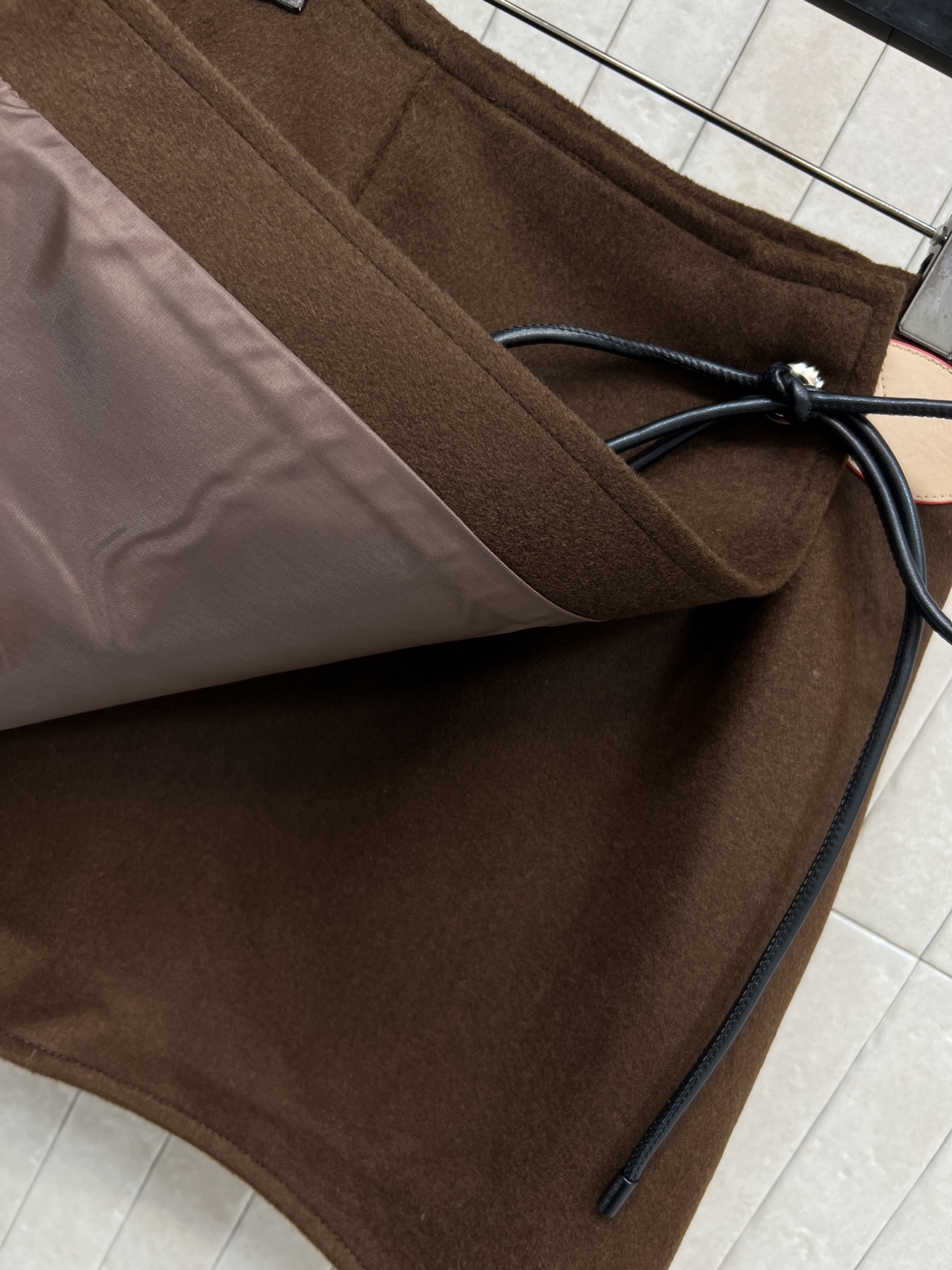 L家 26早春新款 棕色羊毛一片式系带短裙 日常通勤或休闲都很适合 一片式式A字版型修饰腿型 黑色皮绳系