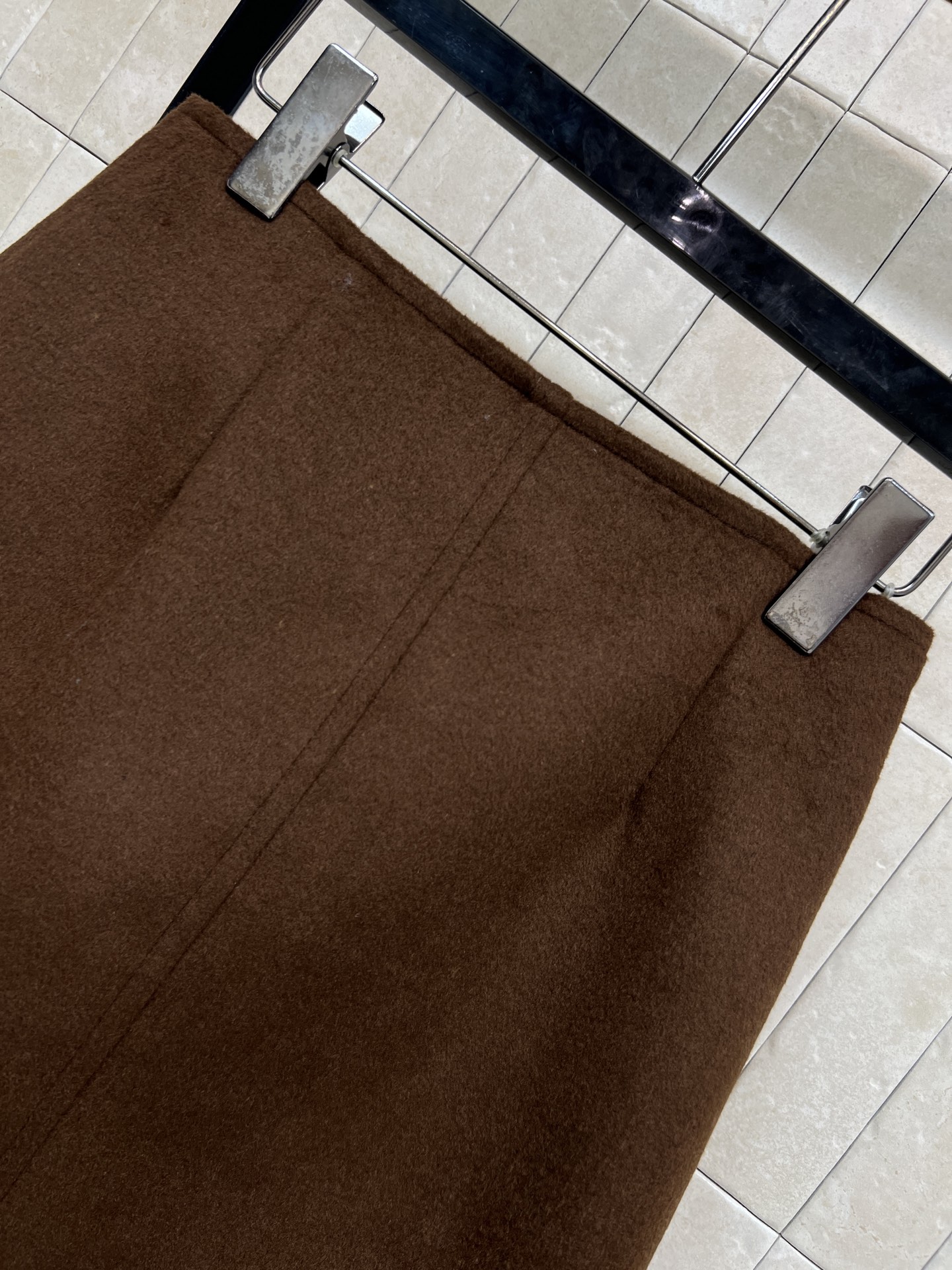 L家 26早春新款 棕色羊毛一片式系带短裙 日常通勤或休闲都很适合 一片式式A字版型修饰腿型 黑色皮绳系