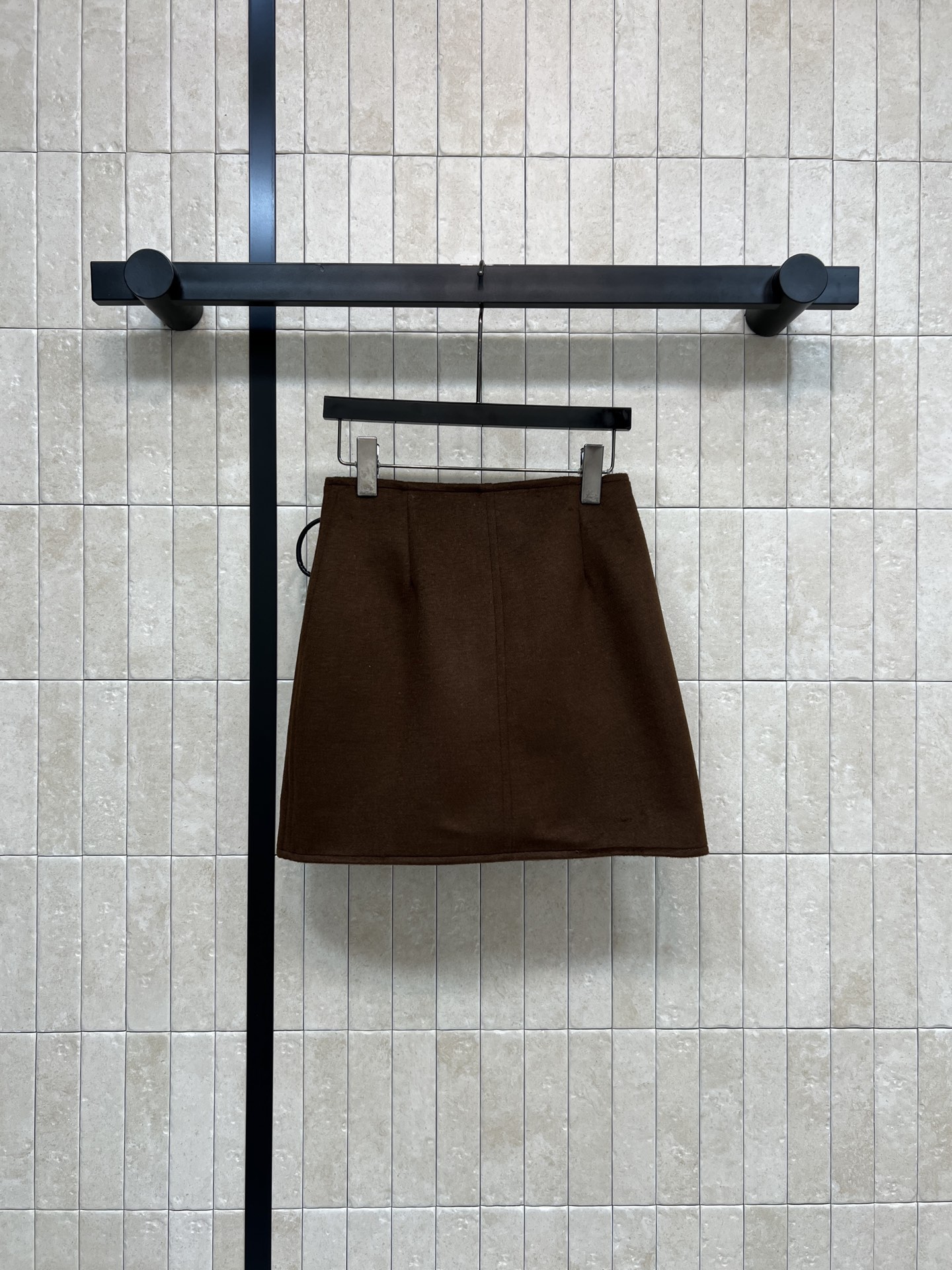 L家 26早春新款 棕色羊毛一片式系带短裙 日常通勤或休闲都很适合 一片式式A字版型修饰腿型 黑色皮绳系