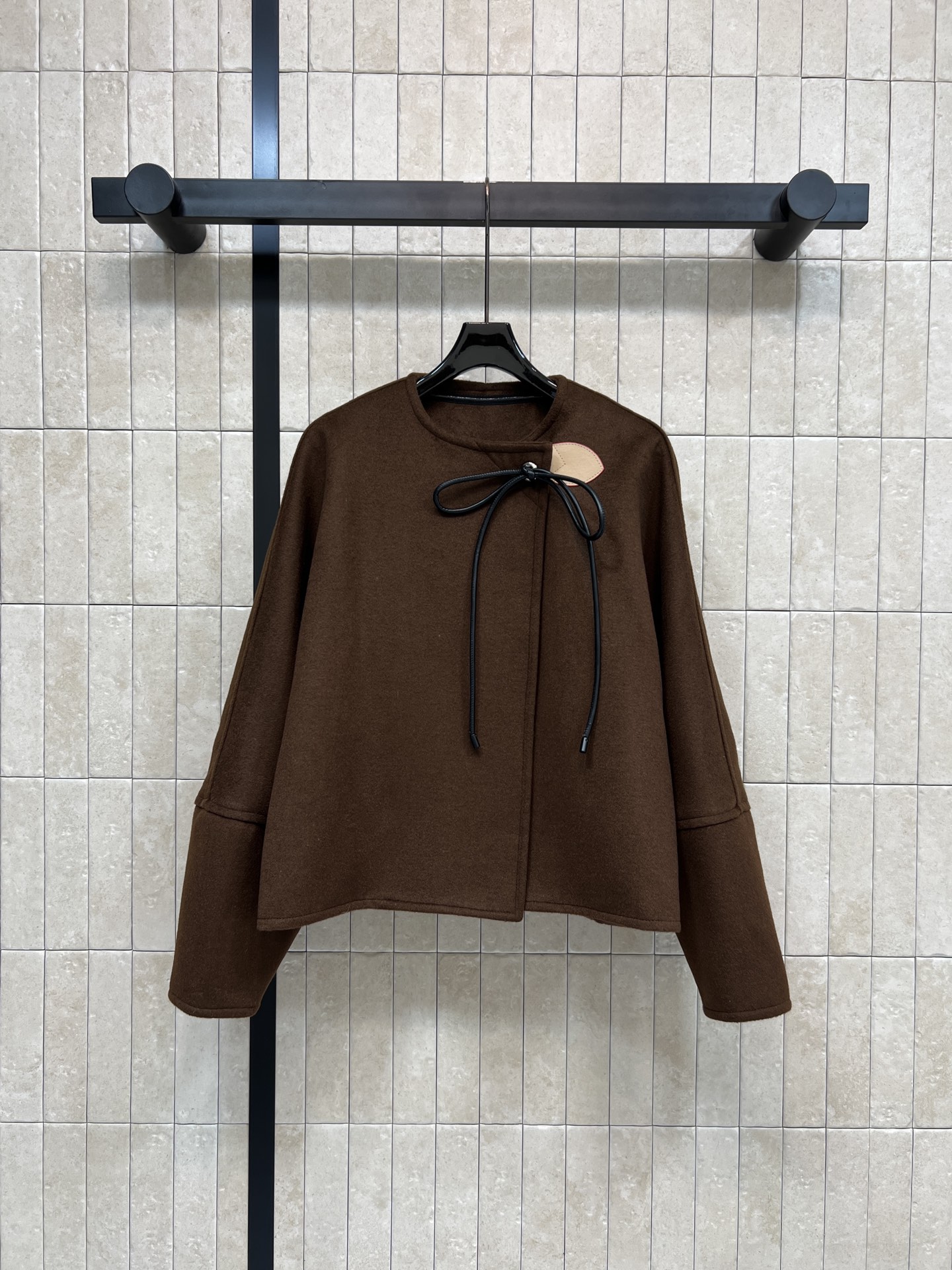 NO:686868,L's 26 early spring new model, brown wool lace-up short jacket, dark brown, super elegant, black leather rope lace design, retro and new Chinese style, short cut + loose fit, friendly to small people, make you look taller and slimmer!  The double-sided fabric material is soft and warm. It can be easily used in daily commuting. Pair it with a skirt or jeans. You can switch between elegant or casual at will. A must-have for autumn and winter!  Four sizes in one color Size/S-M-L- XL,,louis vuitton,skirts,jeans,jackets & coats,19860909L家 26早春新款 棕色羊毛系带短款外套 深棕色超显气质 黑色皮绳系带设计复古又有新中式韵味 短款剪裁+宽松版型 小个子友好 显高显瘦！双面呢材质柔软保暖 通勤日常都能轻松驾驭 搭配半身裙或牛仔裤 优雅or休闲随心切换 秋冬穿搭必备！一色四码 Size/S-M-L- XL,,louis vuitton,skirts,jeans,jackets & coats,,Women's clothing