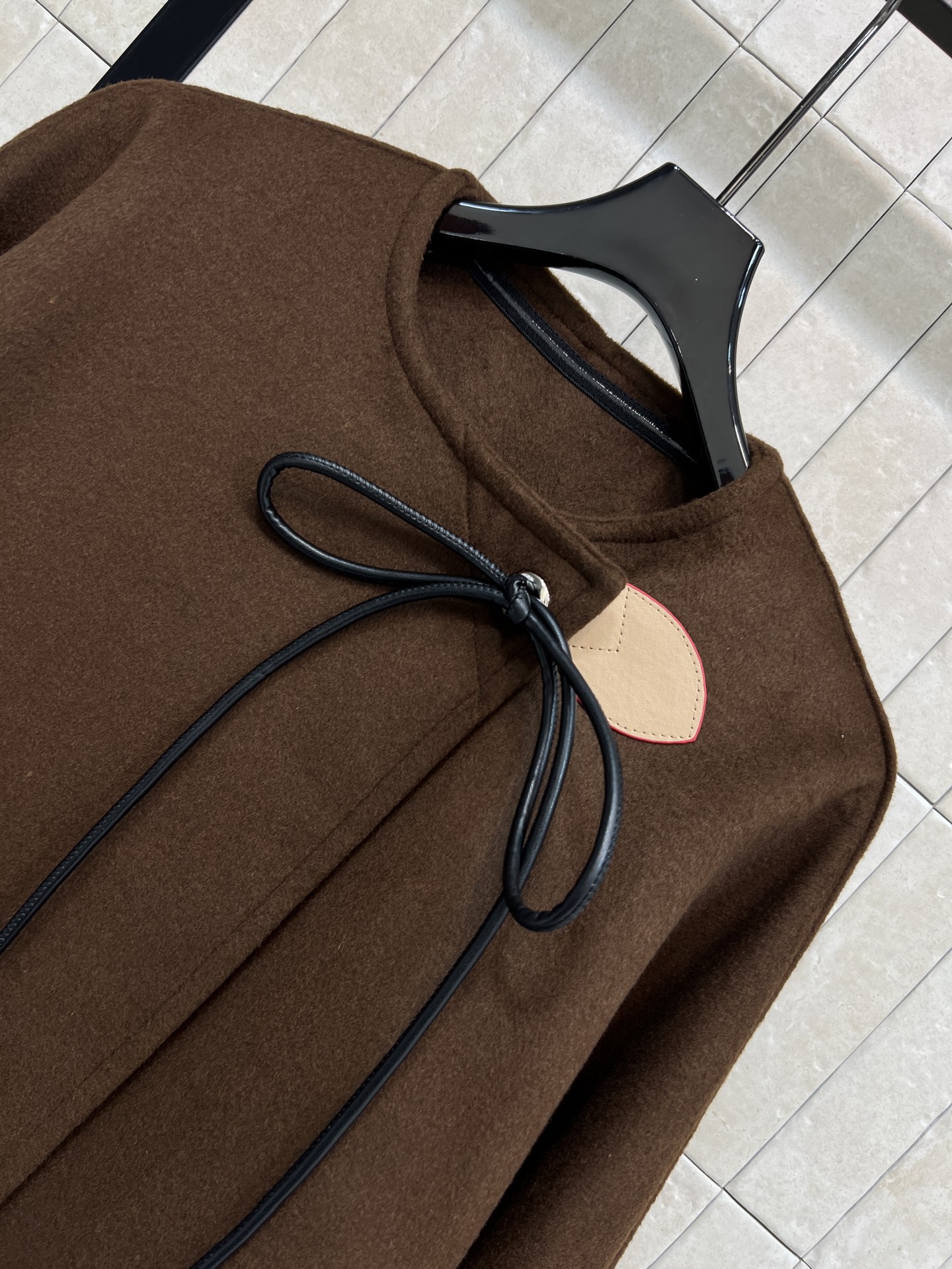 L家 26早春新款 棕色羊毛系带短款外套 深棕色超显气质 黑色皮绳系带设计复古又有新中式韵味 短款剪裁+