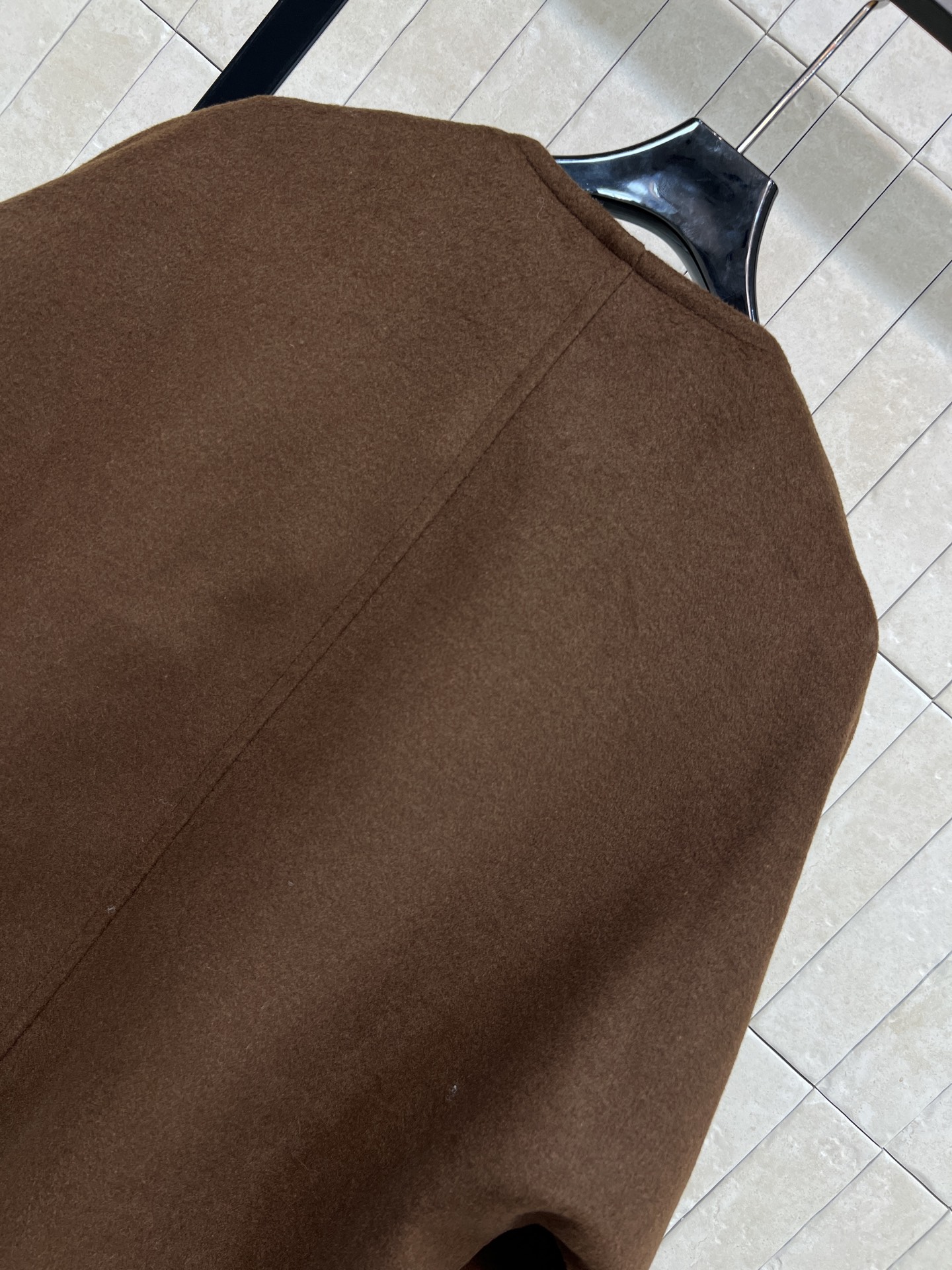 L家 26早春新款 棕色羊毛系带短款外套 深棕色超显气质 黑色皮绳系带设计复古又有新中式韵味 短款剪裁+