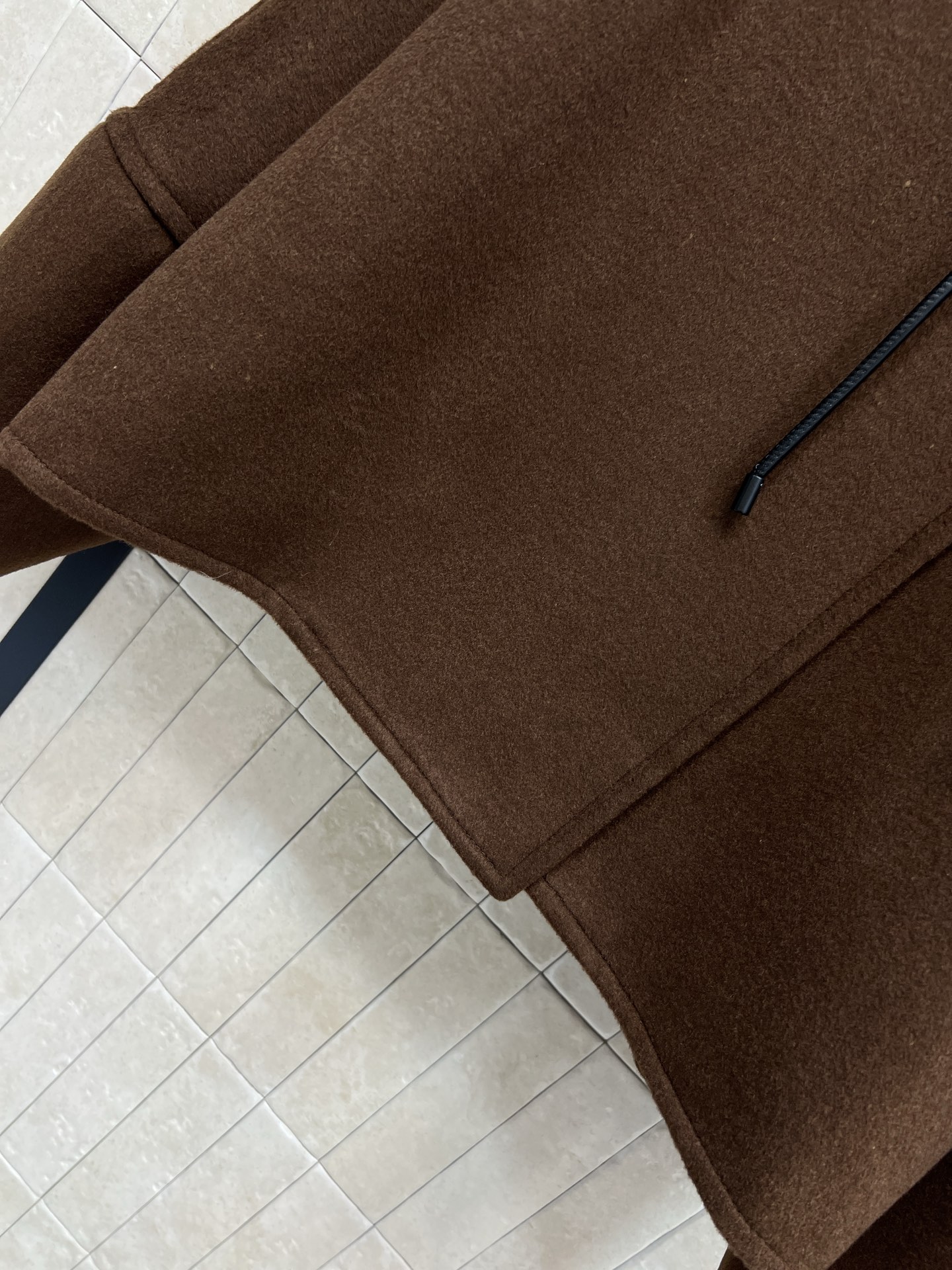 L家 26早春新款 棕色羊毛系带短款外套 深棕色超显气质 黑色皮绳系带设计复古又有新中式韵味 短款剪裁+