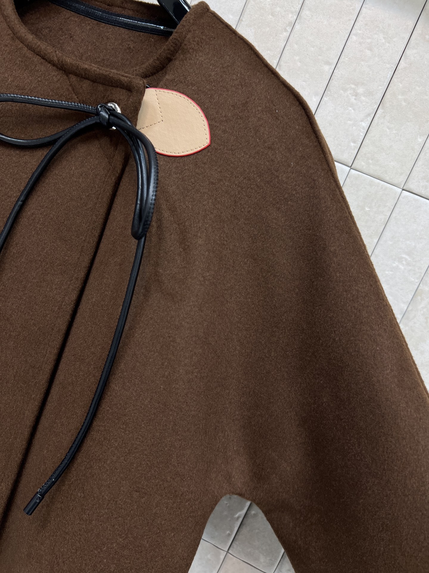 L家 26早春新款 棕色羊毛系带短款外套 深棕色超显气质 黑色皮绳系带设计复古又有新中式韵味 短款剪裁+