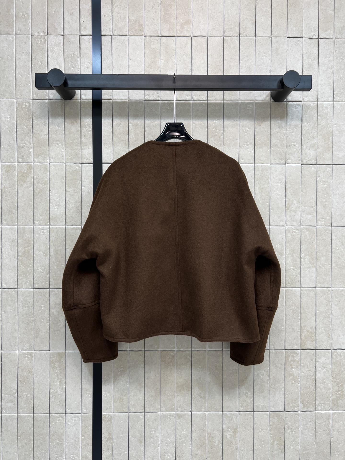 L家 26早春新款 棕色羊毛系带短款外套 深棕色超显气质 黑色皮绳系带设计复古又有新中式韵味 短款剪裁+