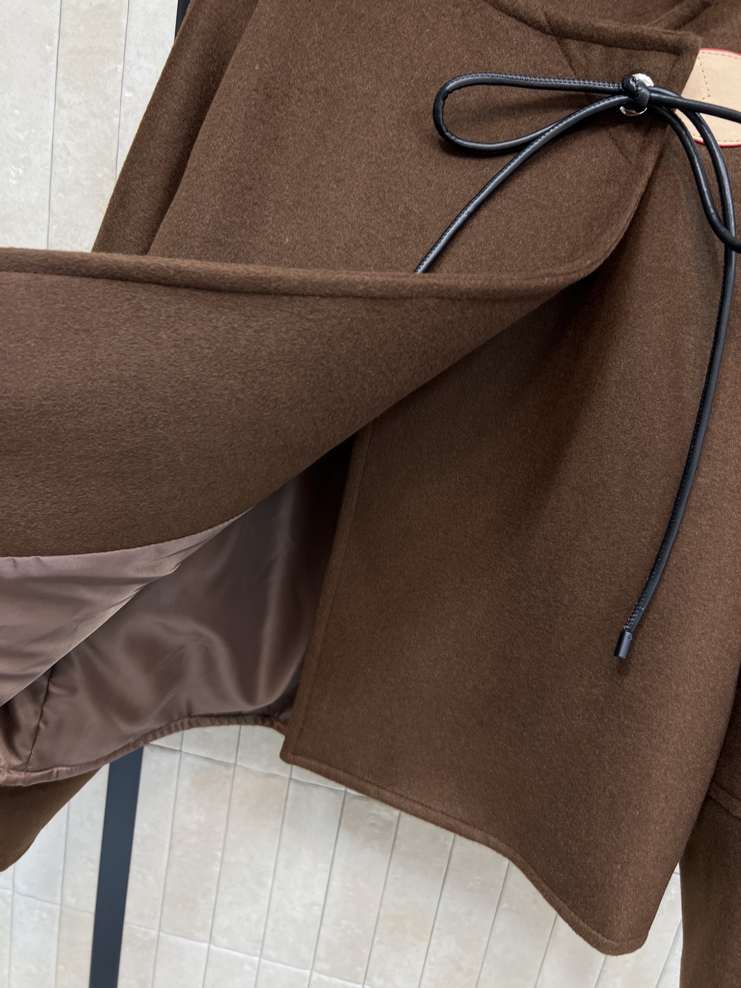 L家 26早春新款 棕色羊毛系带短款外套 深棕色超显气质 黑色皮绳系带设计复古又有新中式韵味 短款剪裁+