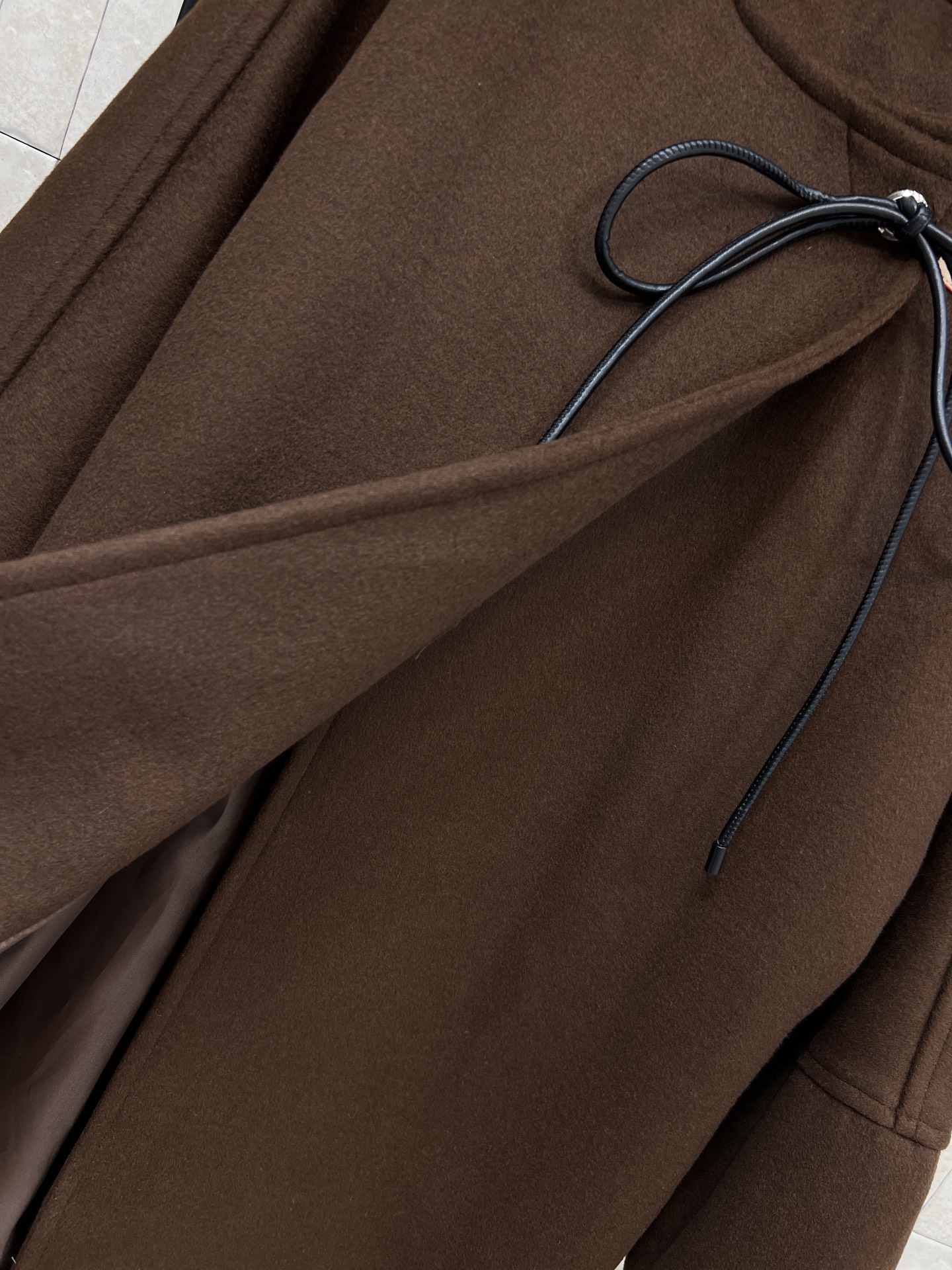 L家 26早春新款 棕色羊毛系带长款大衣 深棕色超显气质 黑色皮绳系带设计复古又有新中式韵味 中长款设计