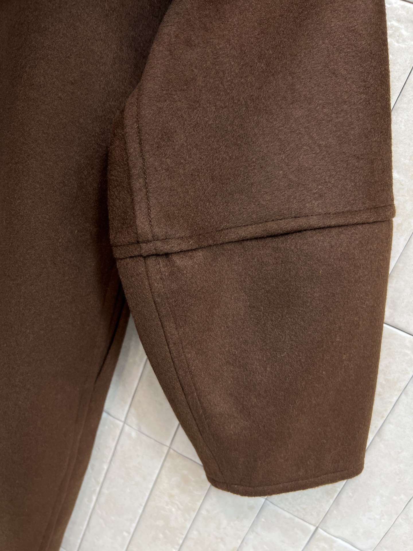 L家 26早春新款 棕色羊毛系带长款大衣 深棕色超显气质 黑色皮绳系带设计复古又有新中式韵味 中长款设计