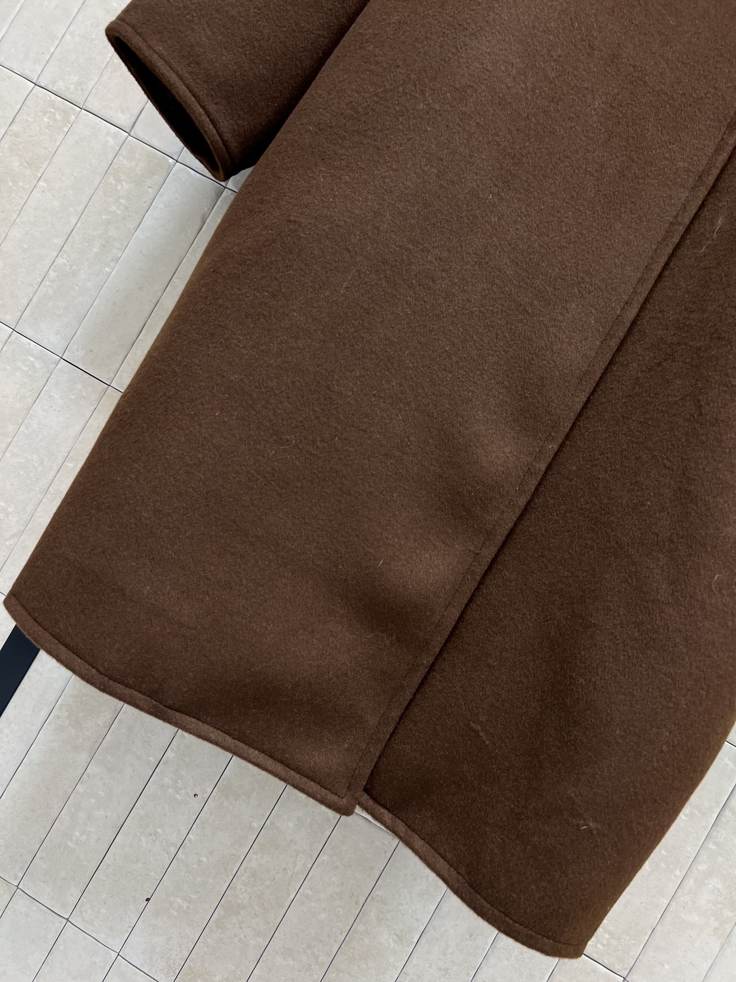 L家 26早春新款 棕色羊毛系带长款大衣 深棕色超显气质 黑色皮绳系带设计复古又有新中式韵味 中长款设计