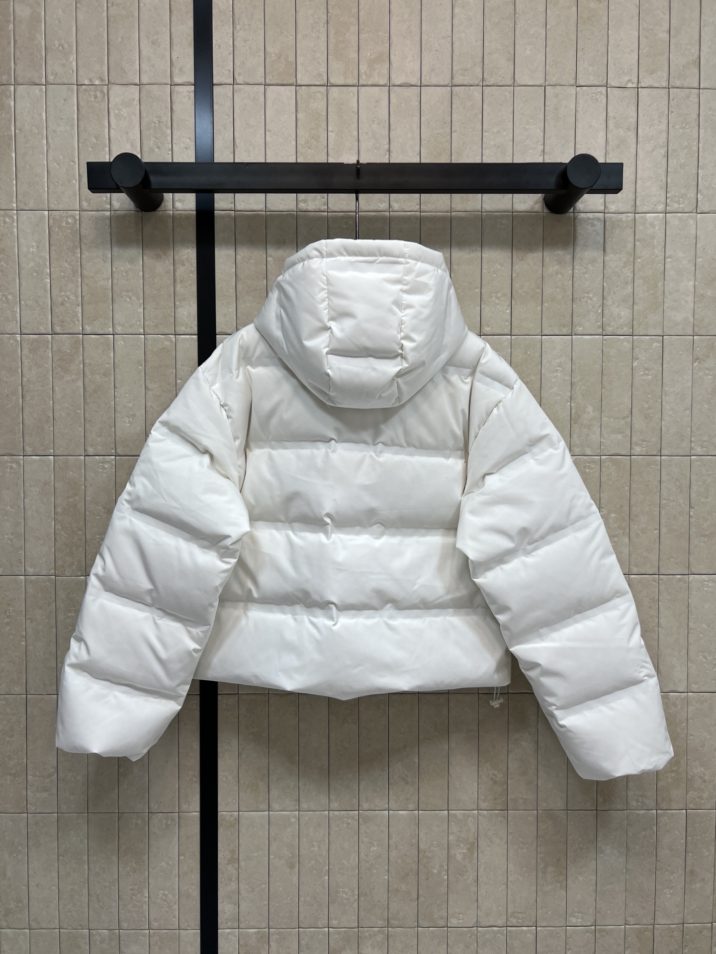 AW家 26早春新款 连帽短款羽绒服 采用高品质鸭绒填充 保暖力满分！外层防风防静电 冬天穿超安心 简约