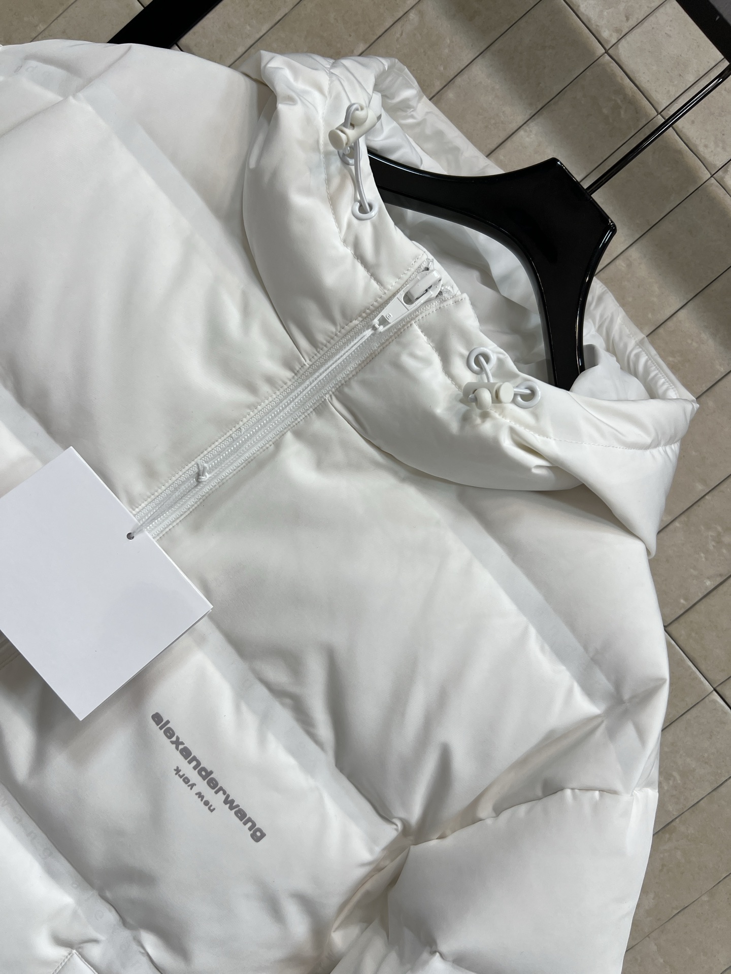 AW家 26早春新款 连帽短款羽绒服 采用高品质鸭绒填充 保暖力满分！外层防风防静电 冬天穿超安心 简约