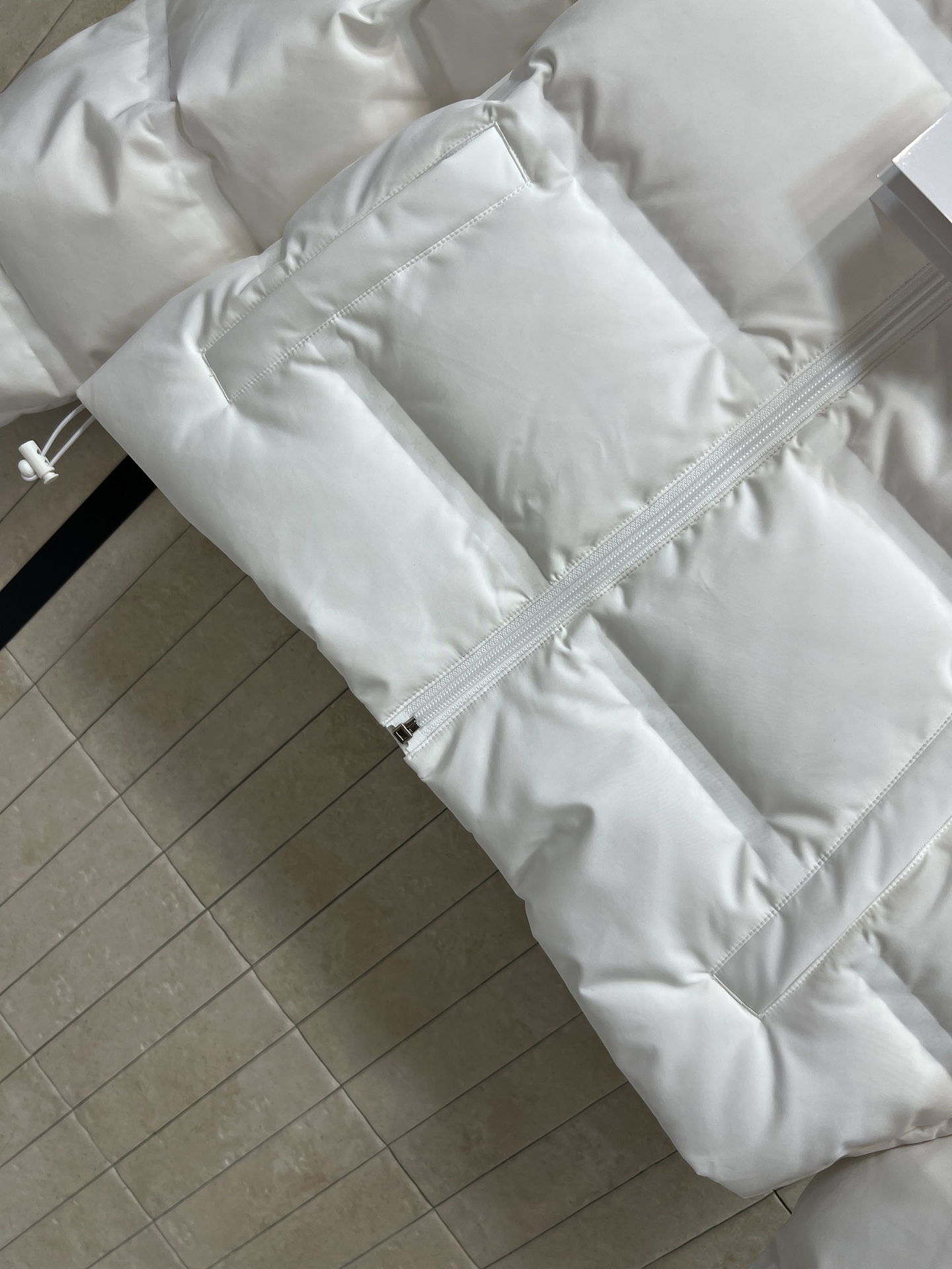 AW家 26早春新款 连帽短款羽绒服 采用高品质鸭绒填充 保暖力满分！外层防风防静电 冬天穿超安心 简约