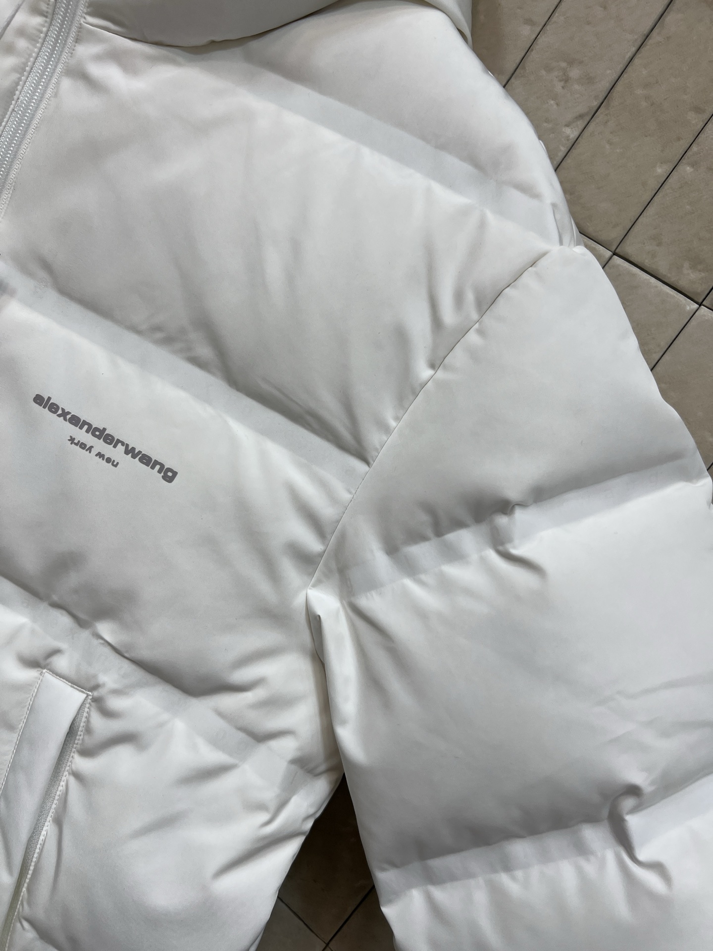 AW家 26早春新款 连帽短款羽绒服 采用高品质鸭绒填充 保暖力满分！外层防风防静电 冬天穿超安心 简约