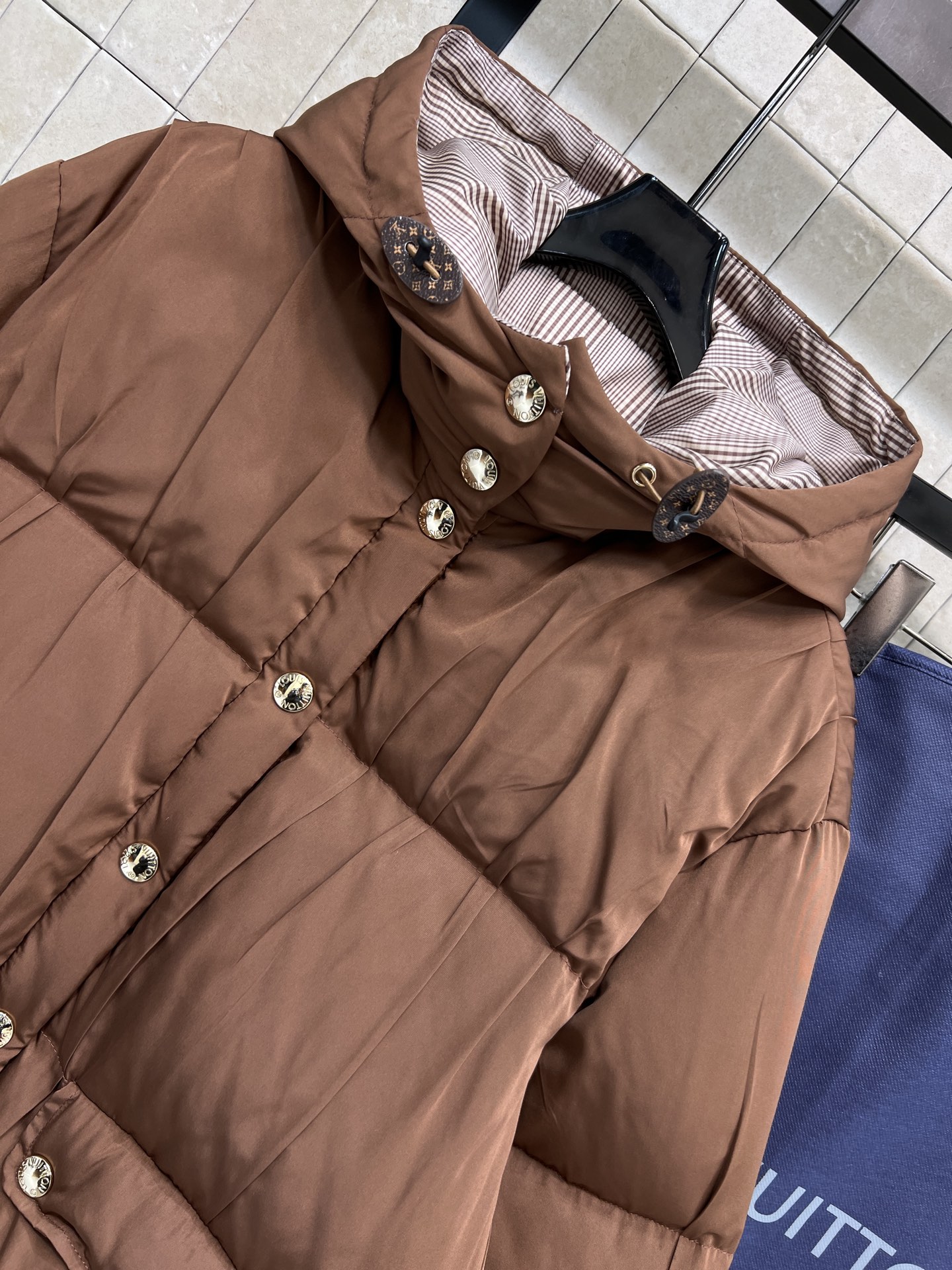 L家 26早春新款 棕色短款连帽羽绒外套 外层棕色压褶设计 里面格纹内衬 帽面包版型上身显瘦不挑人 经典