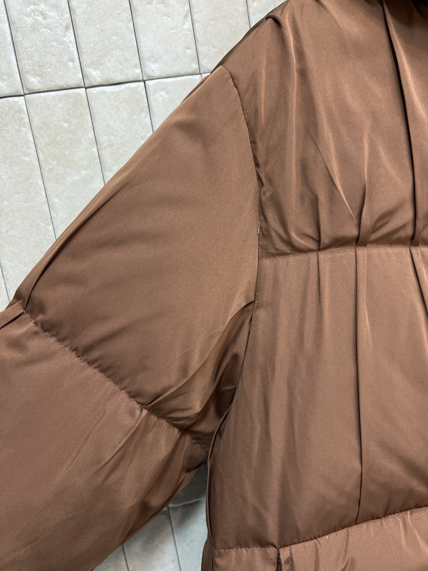 L家 26早春新款 棕色短款连帽羽绒外套 外层棕色压褶设计 里面格纹内衬 帽面包版型上身显瘦不挑人 经典