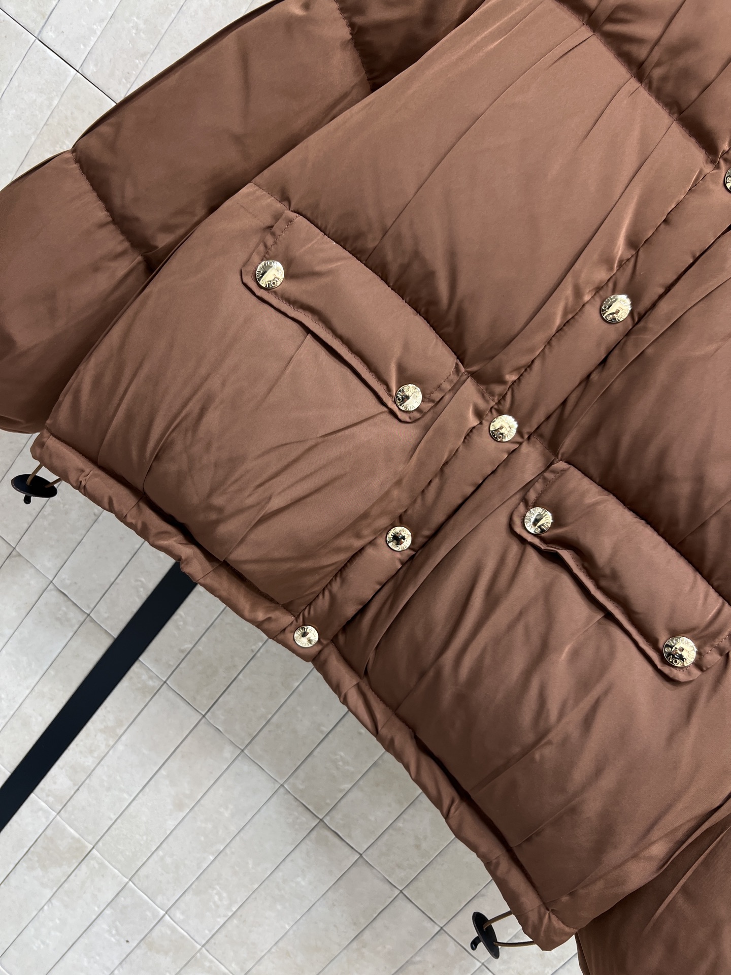 L家 26早春新款 棕色短款连帽羽绒外套 外层棕色压褶设计 里面格纹内衬 帽面包版型上身显瘦不挑人 经典