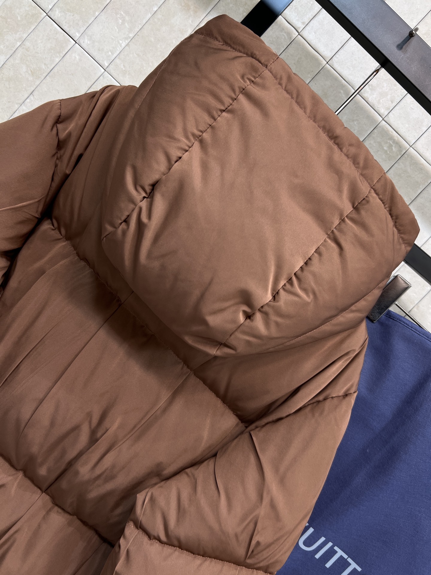 L家 26早春新款 棕色短款连帽羽绒外套 外层棕色压褶设计 里面格纹内衬 帽面包版型上身显瘦不挑人 经典