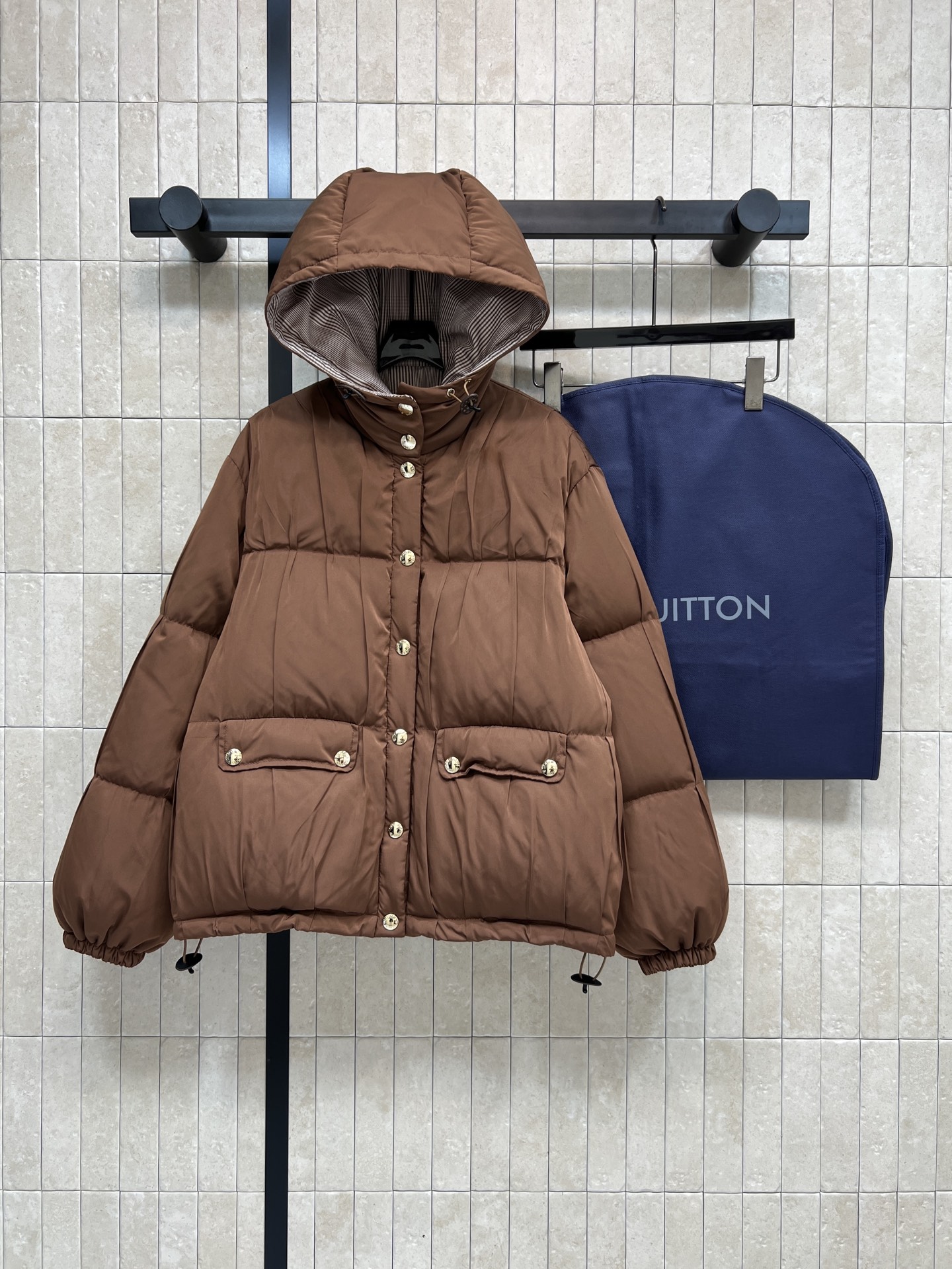 NO:686879,Comes with dust bag L Home 26 new model in early spring. Brown short hooded down jacket. Brown pleated outer design. Plaid lining on the inside. The hooded bun version makes the upper body slimmer and not flattering. Classic popular version. Suitable for autumn and winter. Hood + metal buttons + double pockets. Practical and detailed. The short design makes you taller and slimmer. It can be easily controlled for commuting and leisure. The down jacket fabric is soft and silky. National standard 90 velvet filling. The loft is super good.  It is a very good choice to match with any sweatshirt. Comes with dust bag, one color and four sizes. Size/S-M-L- XL, Louis Vuitton, hoodie, sweatshirts, jackets & coats, down jacket, hats,19860909配防尘袋L家 26早春新款 棕色短款连帽羽绒外套 外层棕色压褶设计 里面格纹内衬 帽面包版型上身显瘦不挑人 经典的爆款版型 秋冬穿超合适 连帽+金属纽扣+双口袋 实用又有细节感 短款设计显高显瘦 通勤休闲都能轻松驾驭上身效果非常好 羽绒服面料柔软丝滑 国标90绒填充 蓬松度超好 随便搭配卫衣都是非常不错的选择 配送防尘袋 一色四码 Size/S-M-L- XL,,louis vuitton,hoodie,sweatshirts,jackets & coats,down jacket,hats,,Women's clothing